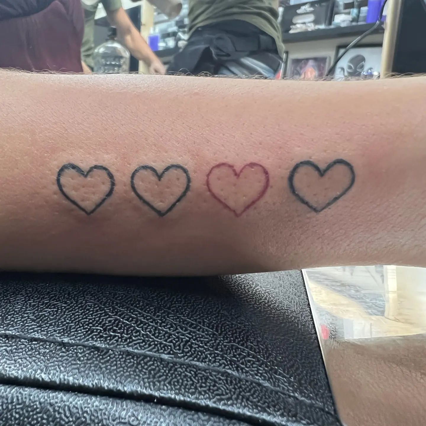 Diseño de tatuaje de corazón en la muñeca.