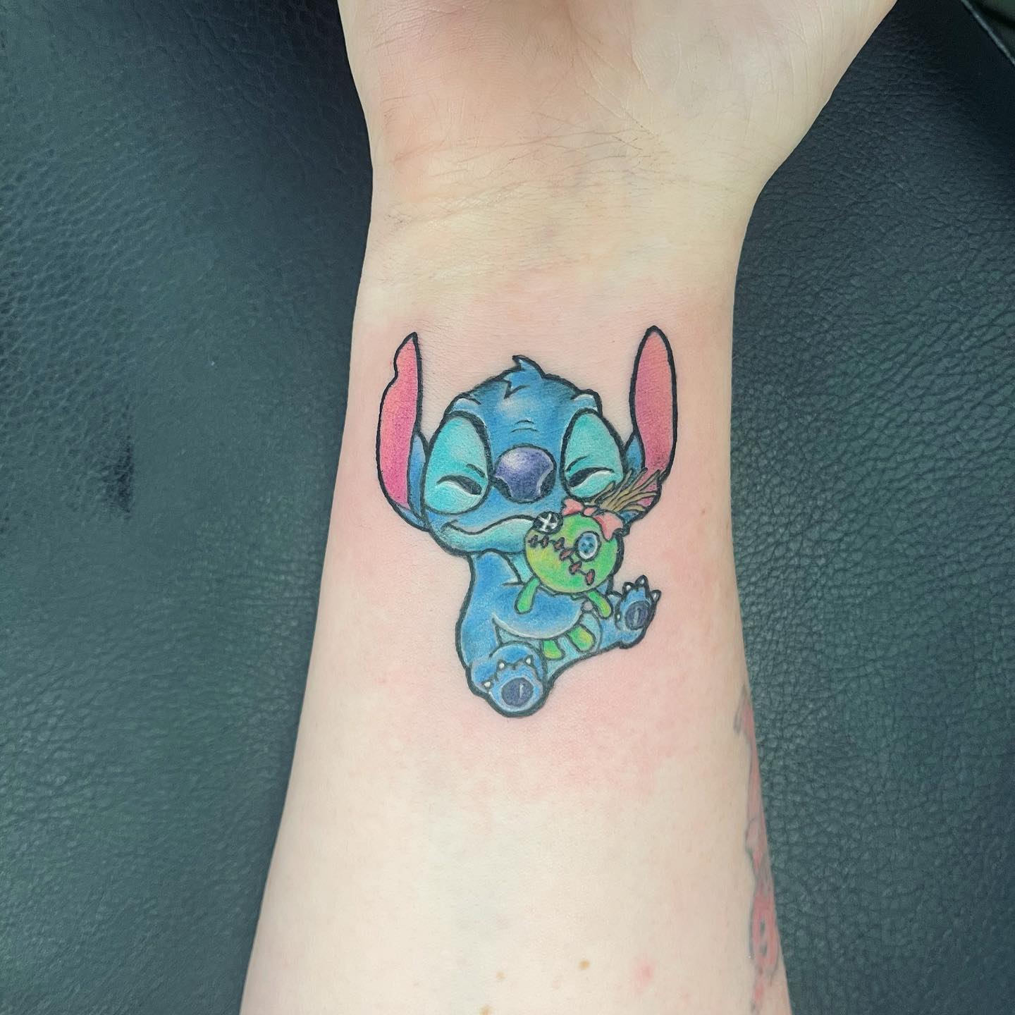 Divertido tatuaje de caricatura en la muñeca.