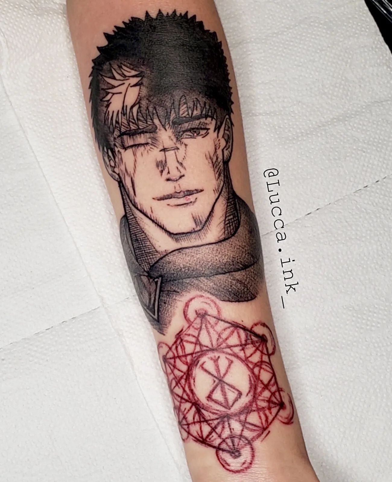 Entrañas con tatuaje de símbolo