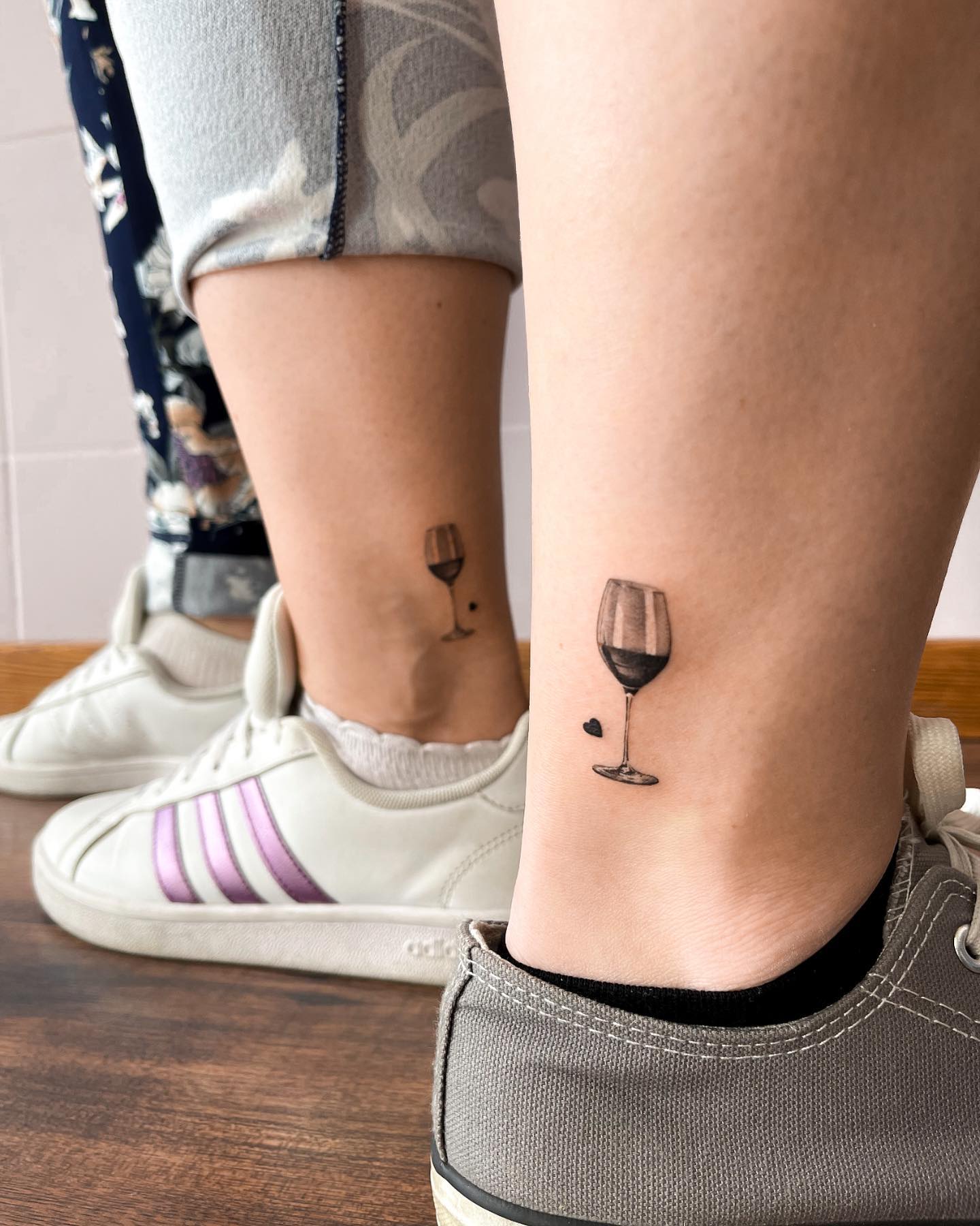 Igualando Vino Tatuaje de tobillo