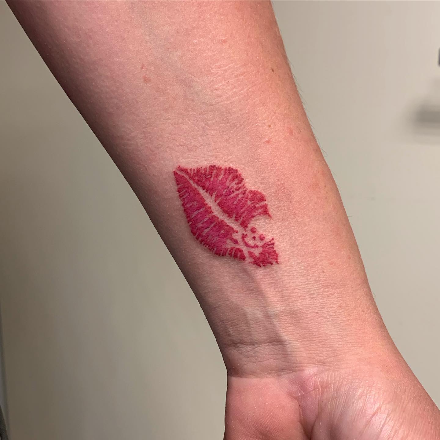 Lápiz labial Tatuaje de muñeca