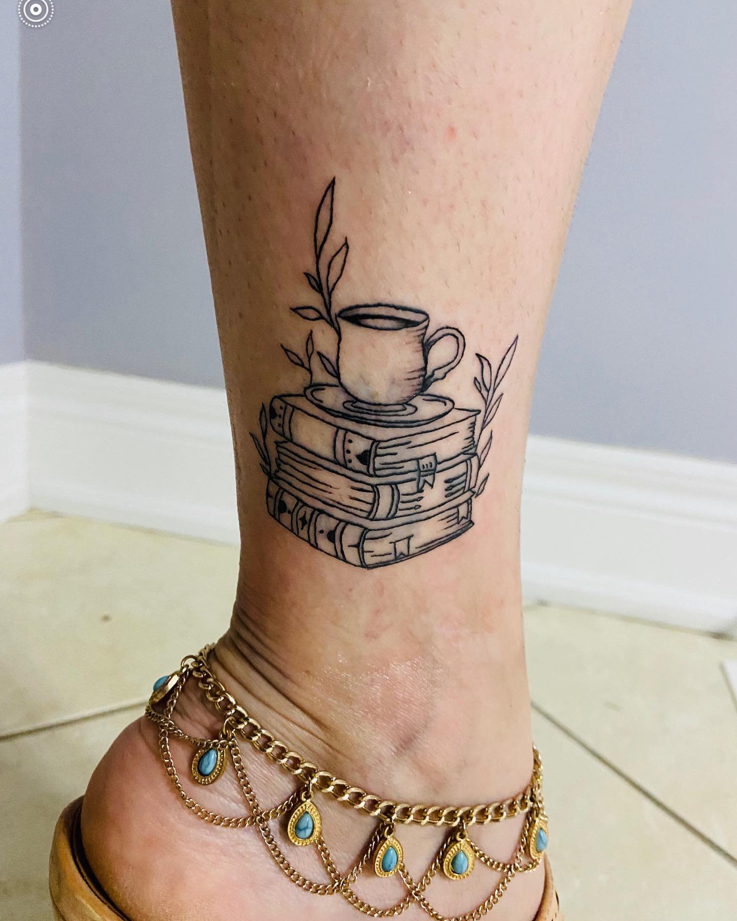 Libro genial Tatuaje de tobillo