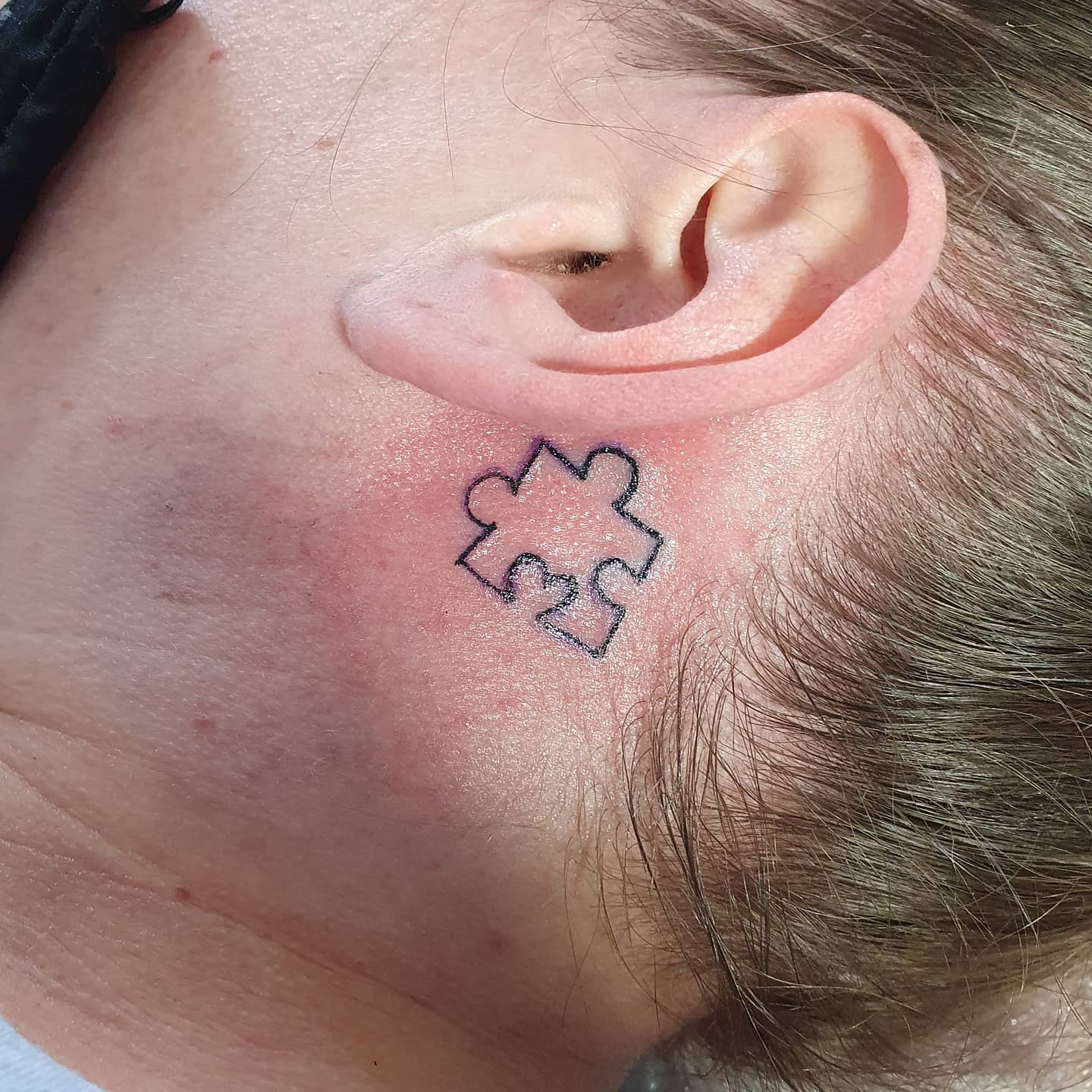 Rompecabezas Tatuaje Detrás de la Oreja.