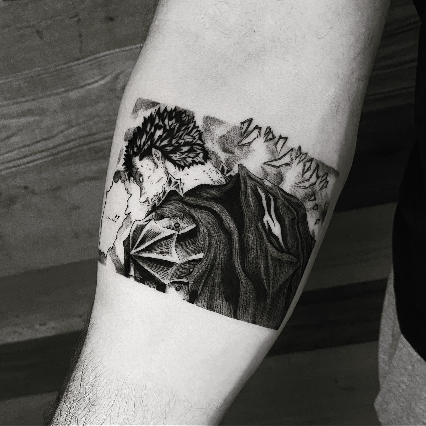 Tatuaje Berserk en el antebrazo.