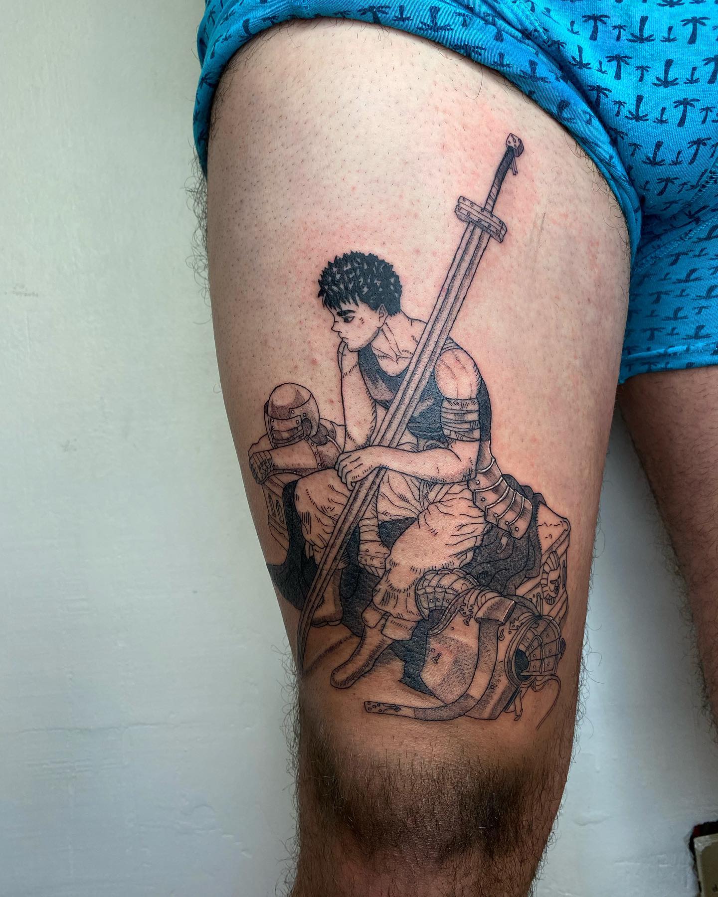 Tatuaje berserk en la pierna.