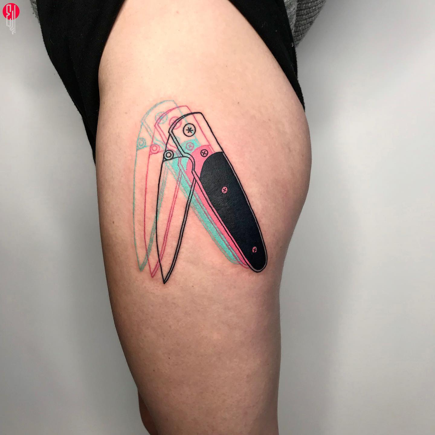 Tatuaje colorido en el muslo.