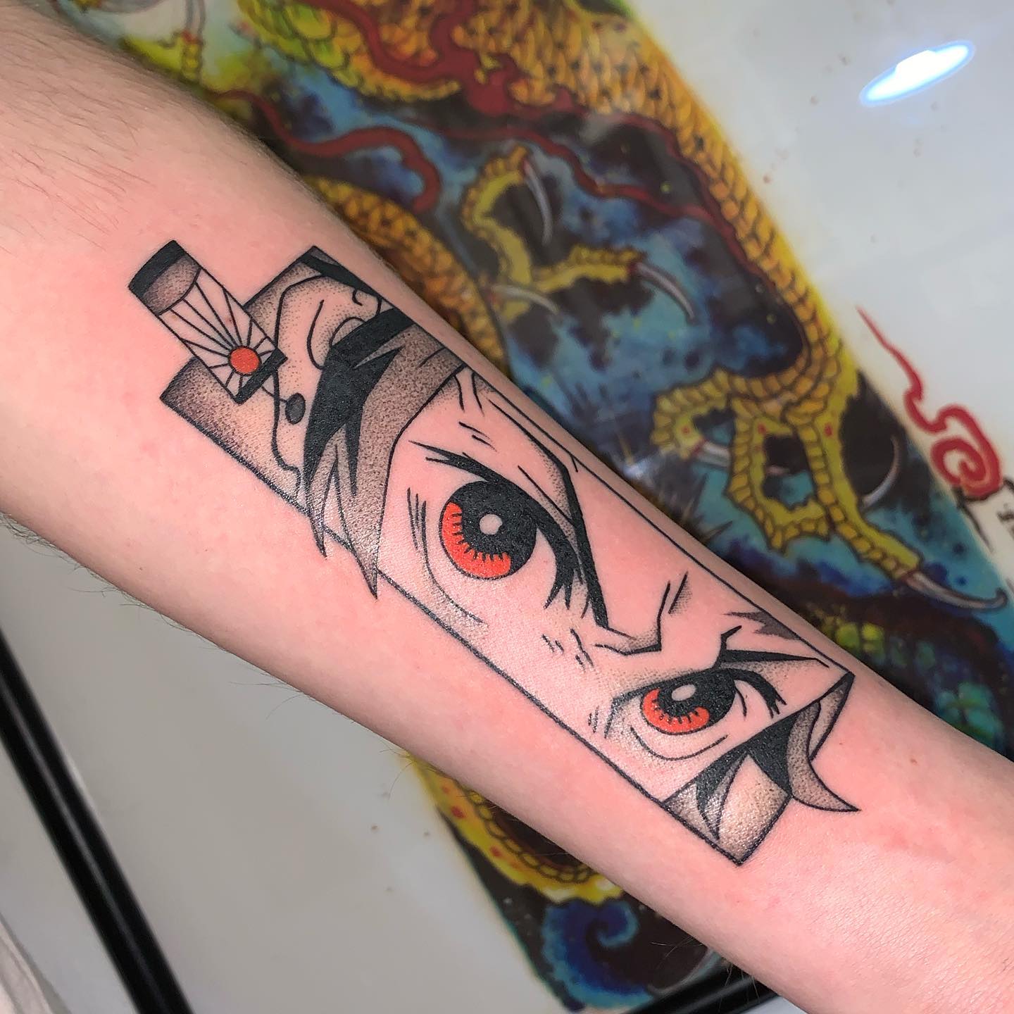 Tatuaje de anime Tanjiro en el antebrazo.