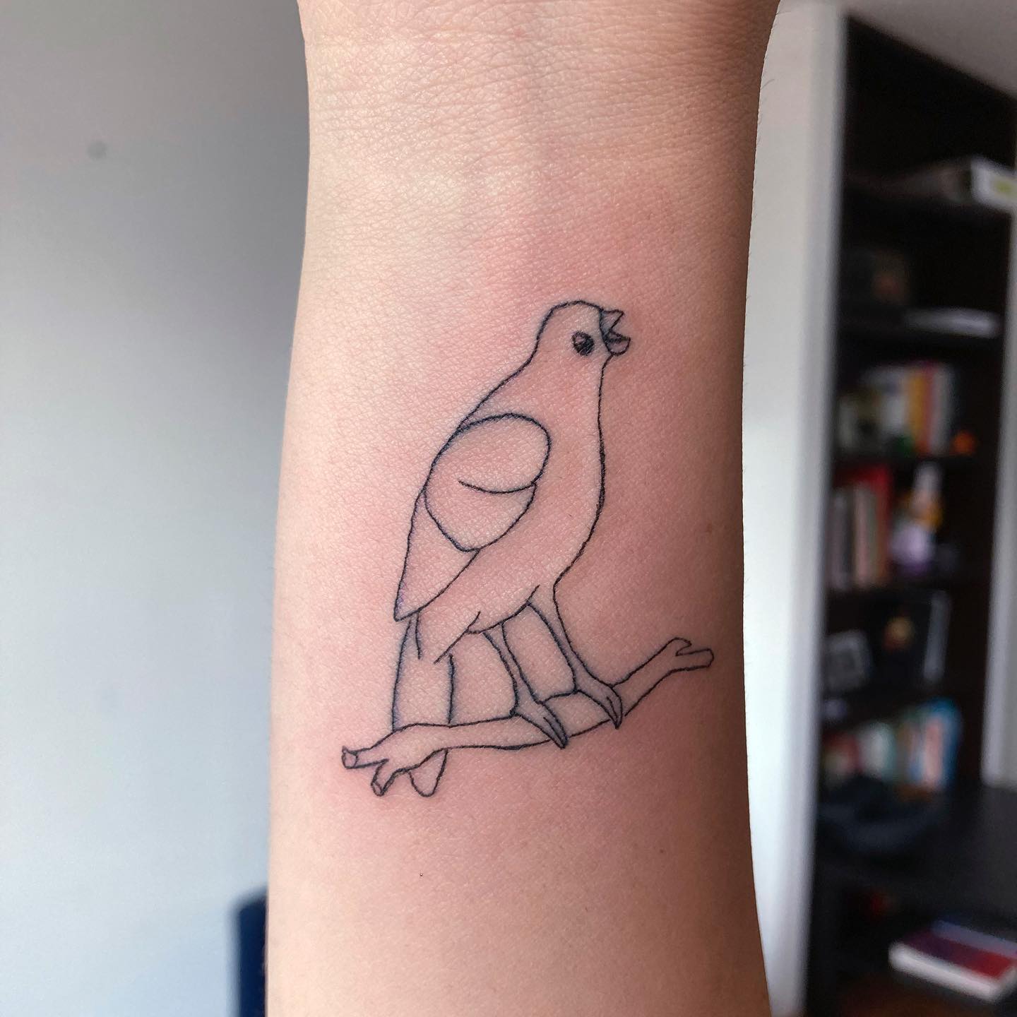 Tatuaje de ave en la muñeca