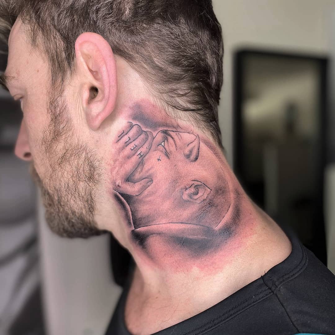 Tatuaje de Diablo Susurrando Detrás de la Oreja.