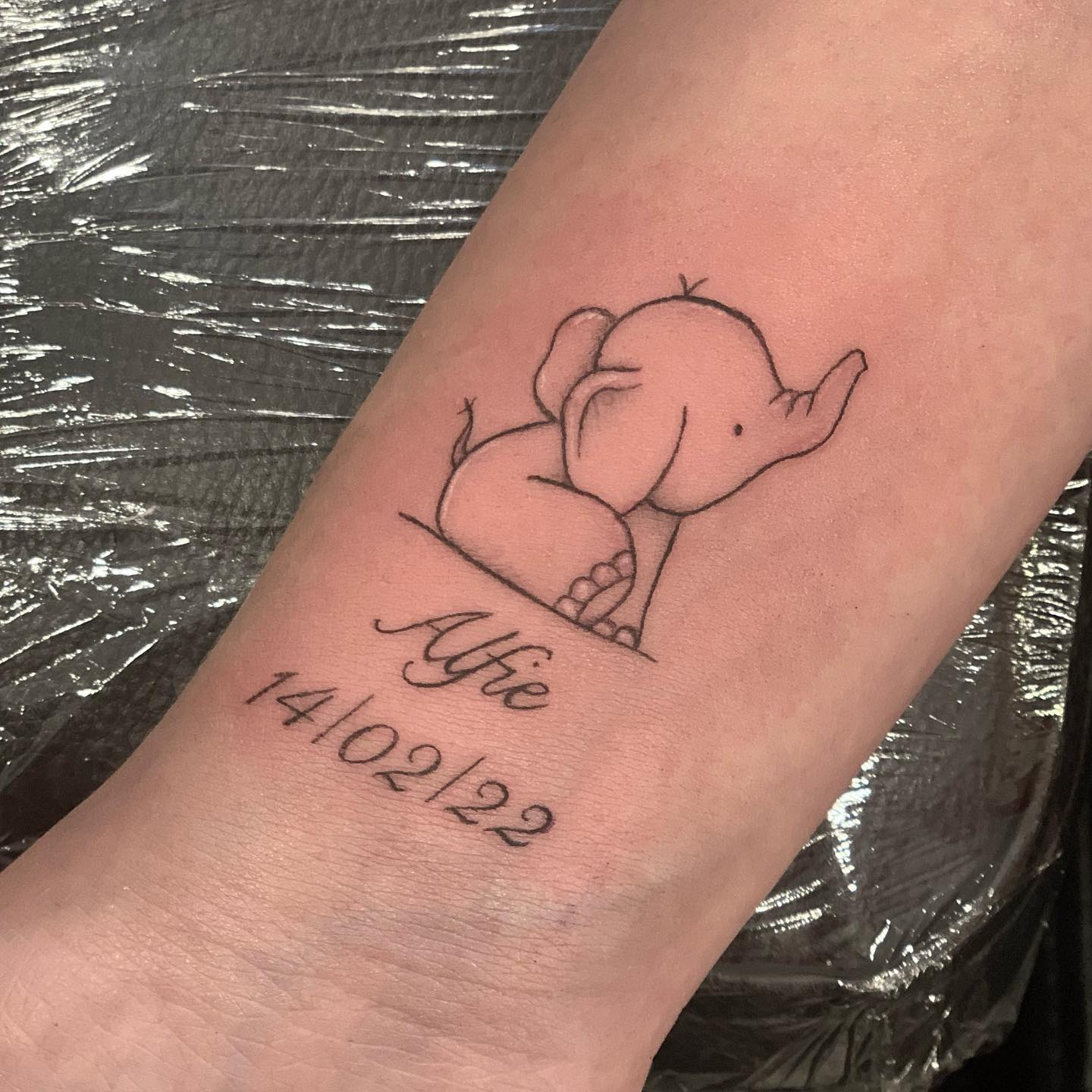 Tatuaje de elefante en la muñeca.