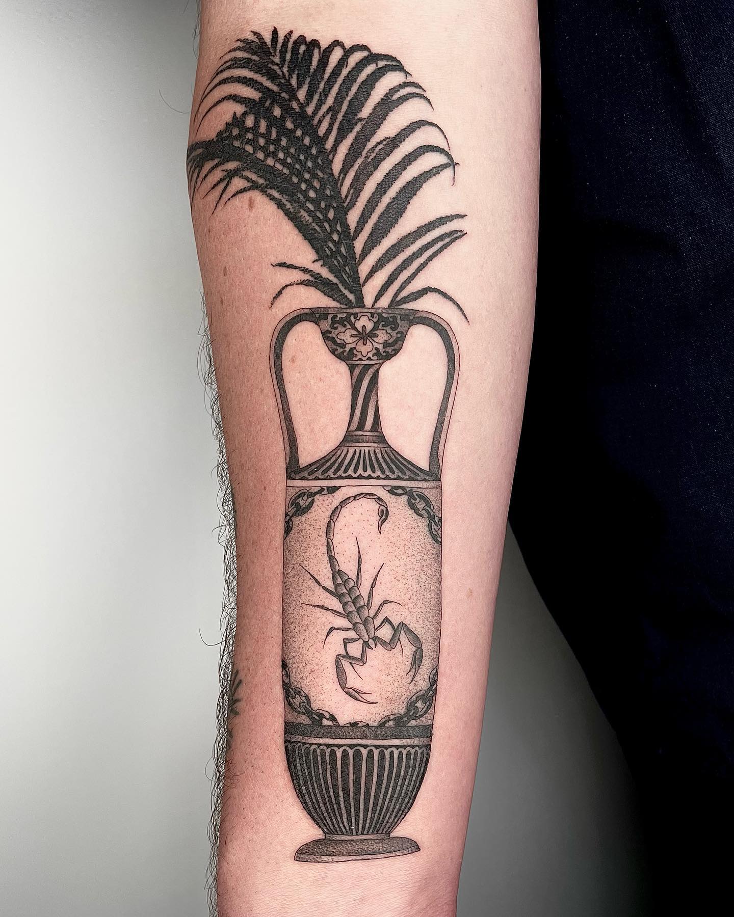 Tatuaje de escorpión en dotwork