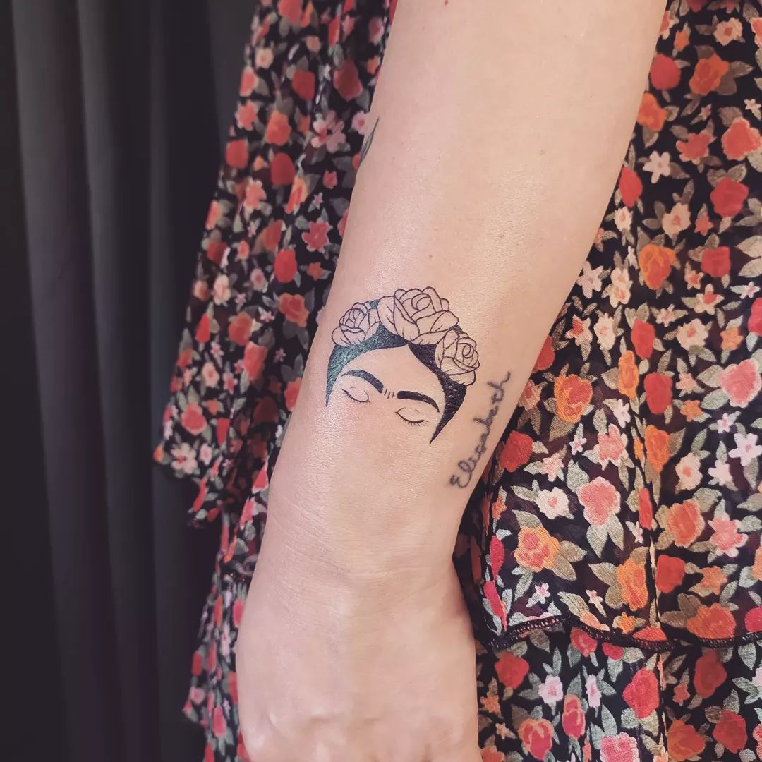 Tatuaje de líneas negras artísticas