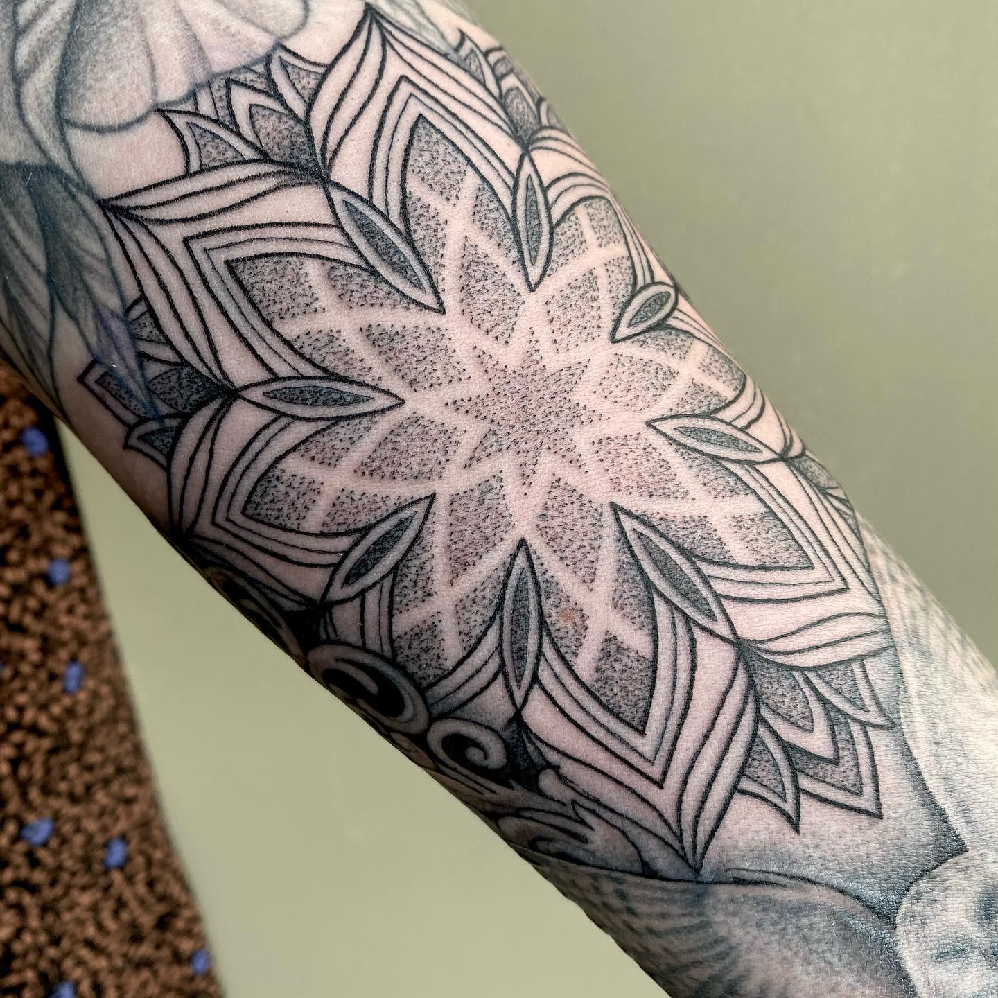 Tatuaje de mandala de puntos en la manga