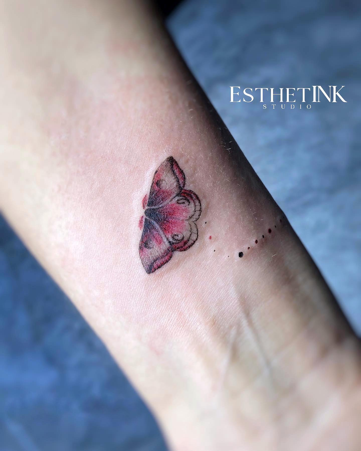 Tatuaje de mariposa en la muñeca.