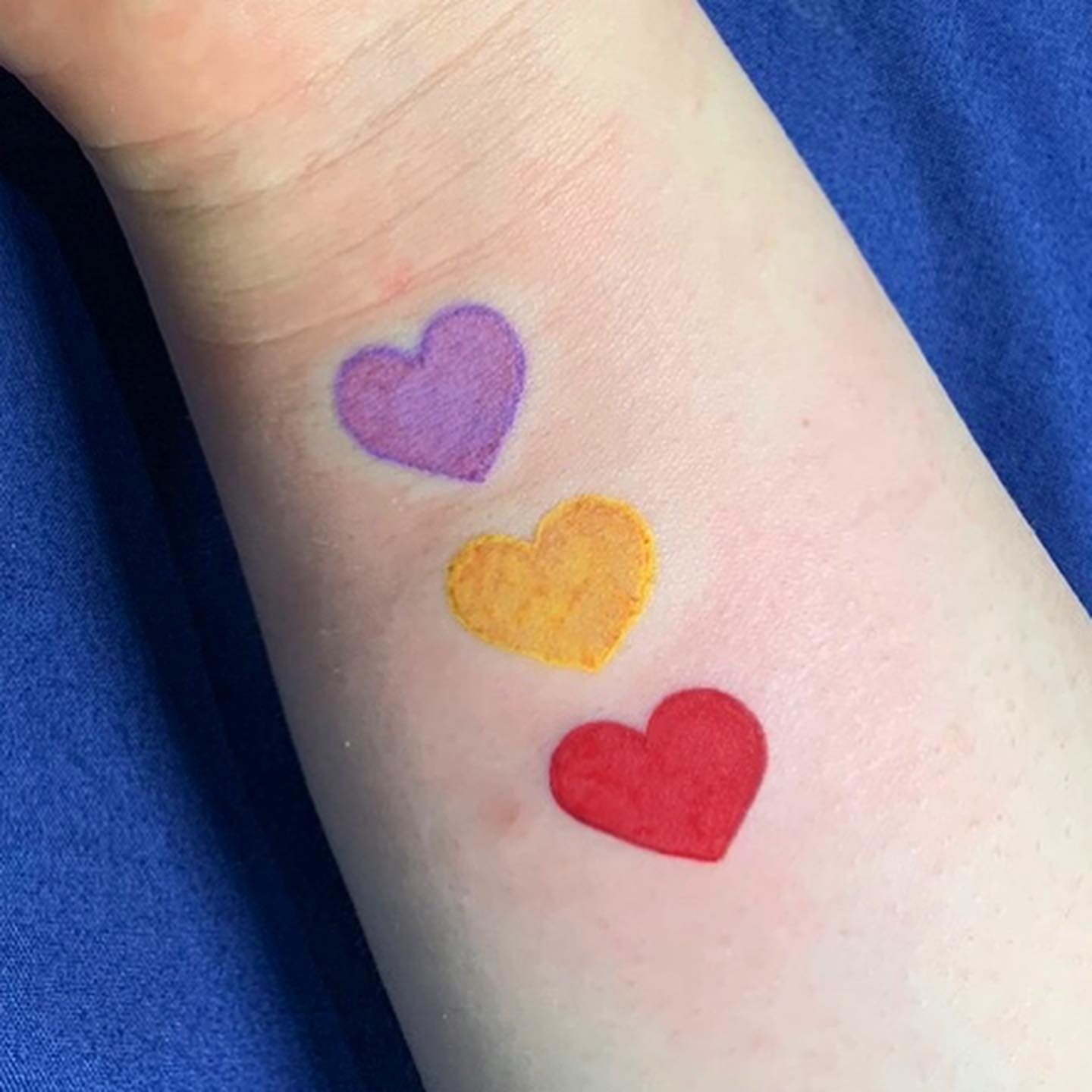 Tatuaje de Muñeca con Corazones Brillantes