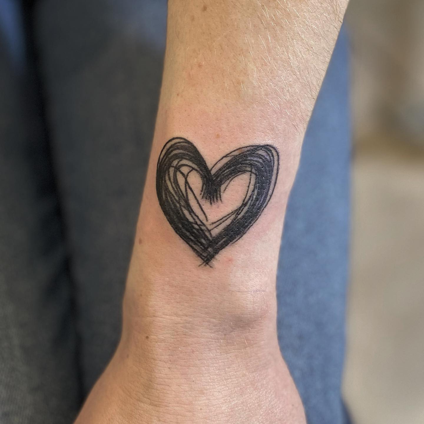Tatuaje de muñeca de corazón negro