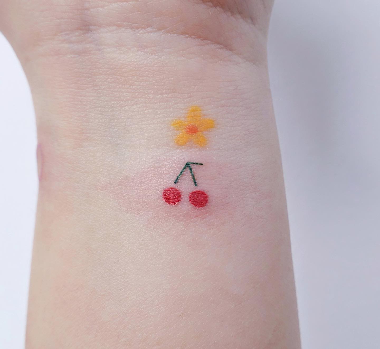 Tatuaje de muñeca de flor pequeña