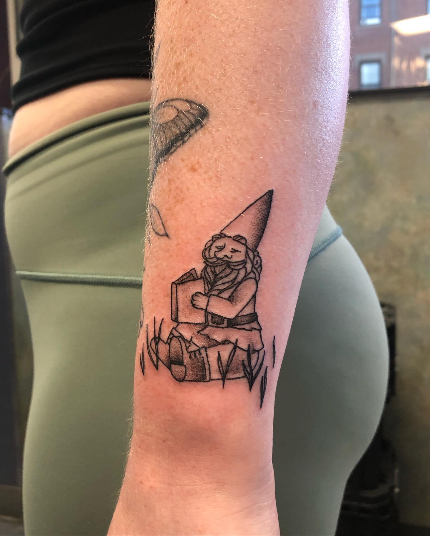 Tatuaje de muñeca de gnomo