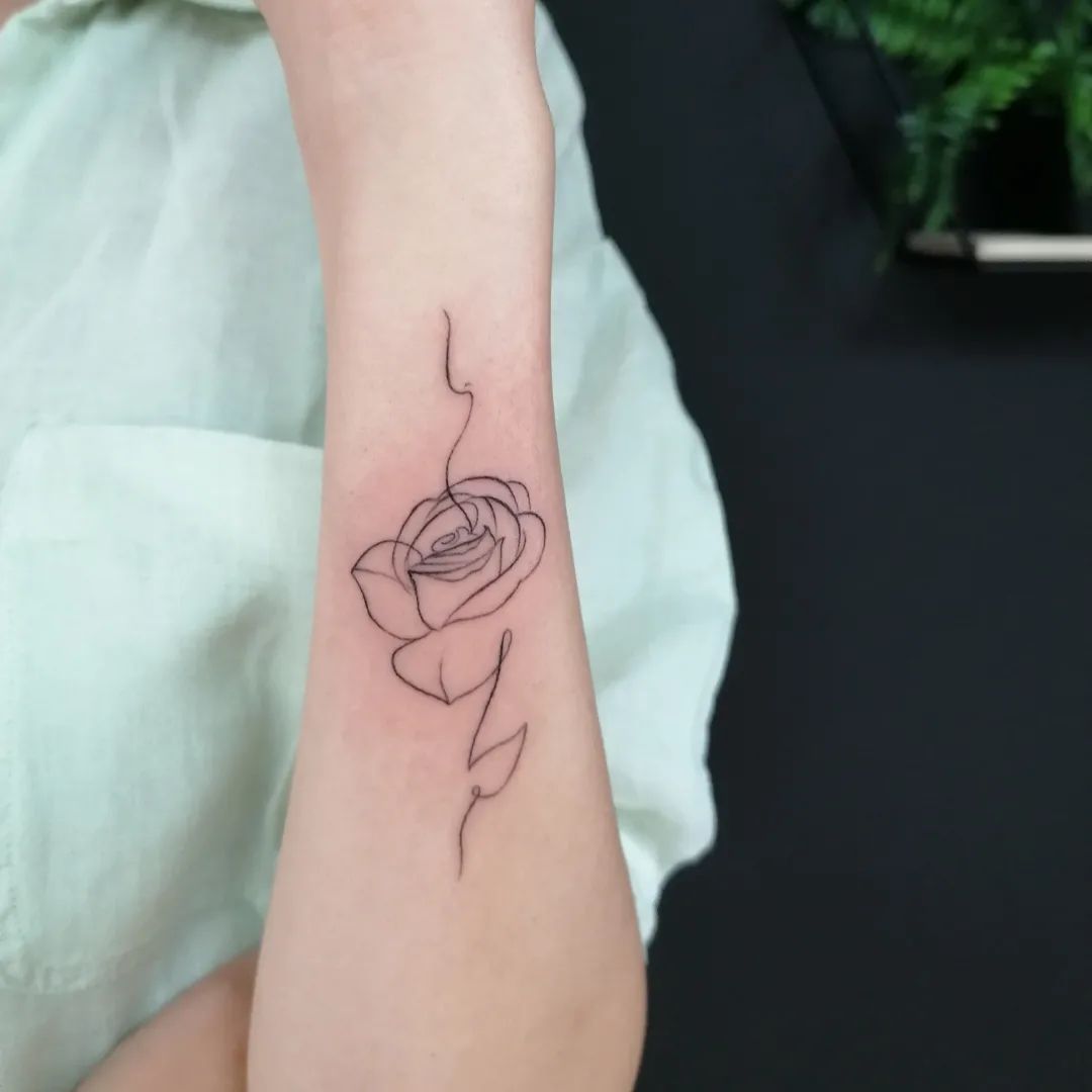 Tatuaje de muñeca de rosa negra
