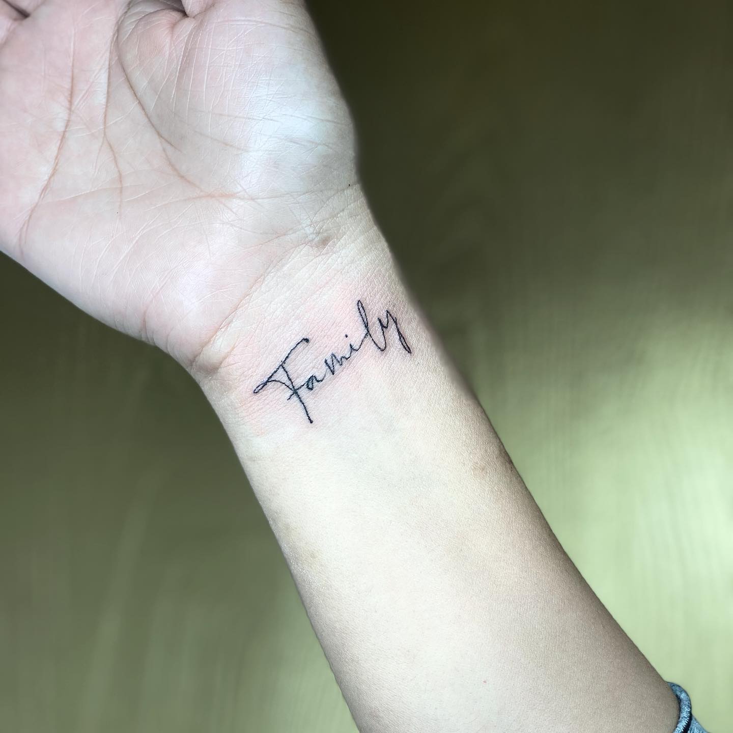 Tatuaje de muñeca familiar