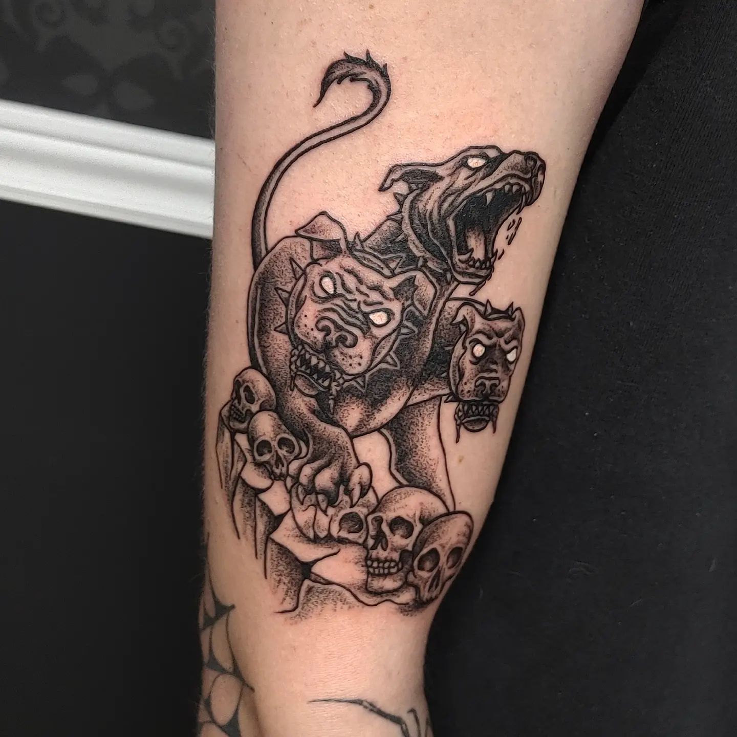 Tatuaje de perro mítico estilo puntillismo.