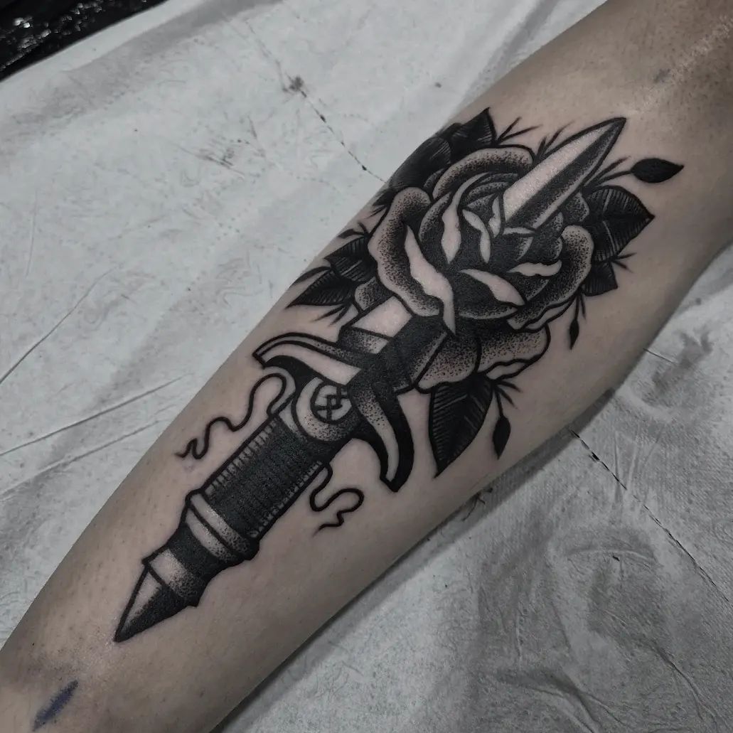 Tatuaje de Rosa y Daga en Punto.