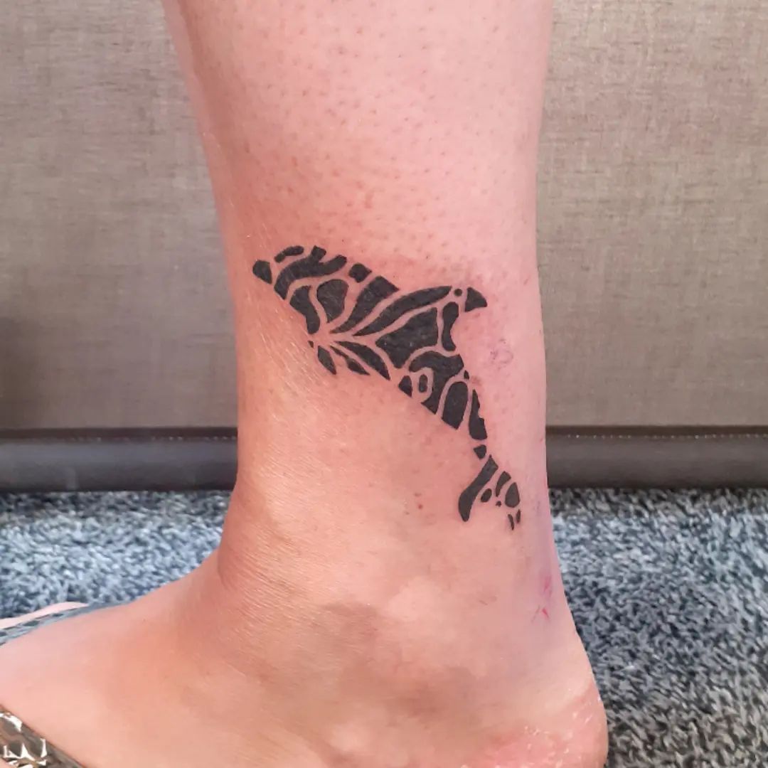 Tatuaje de tobillo con tinta negra