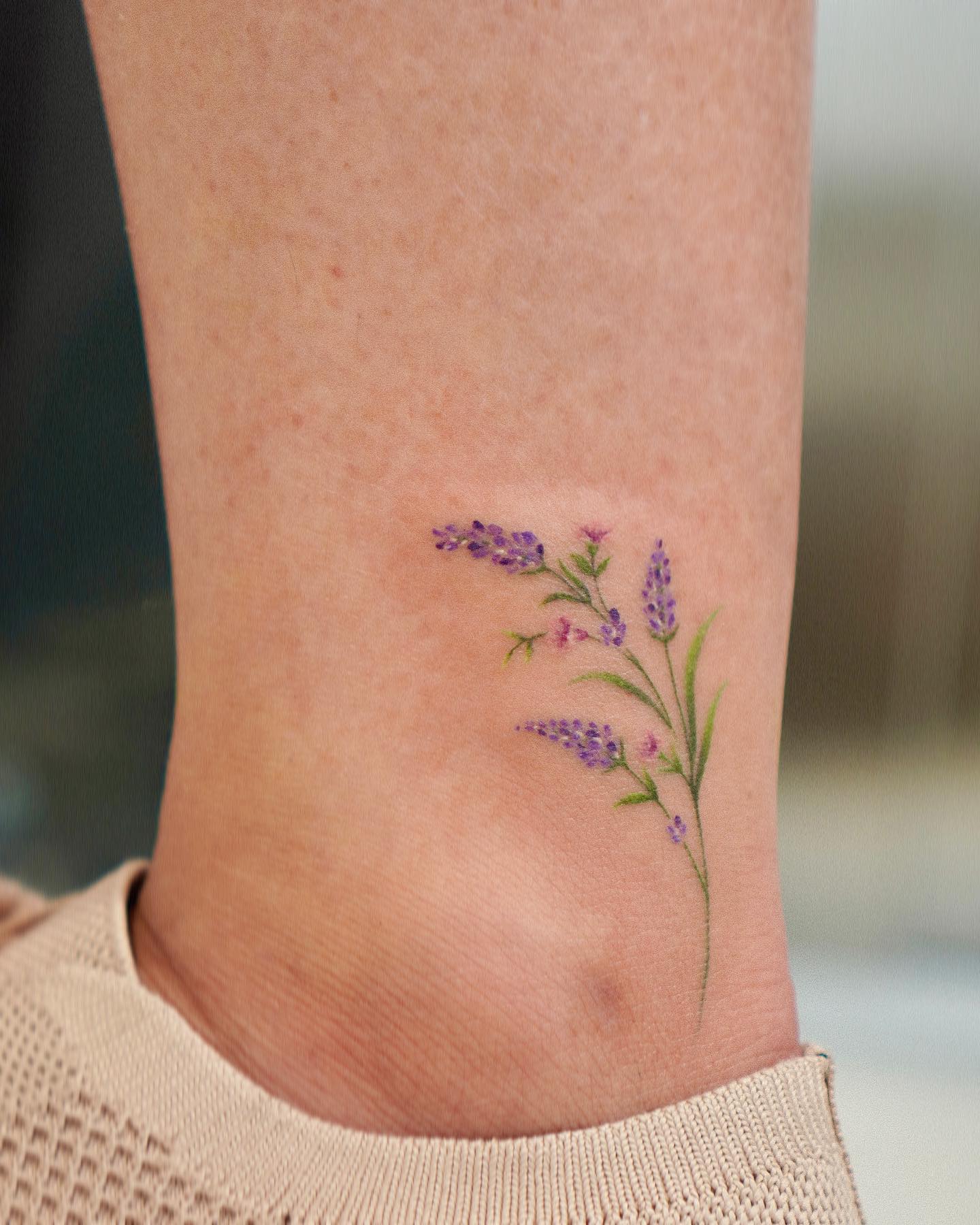 Tatuaje de tobillo morado