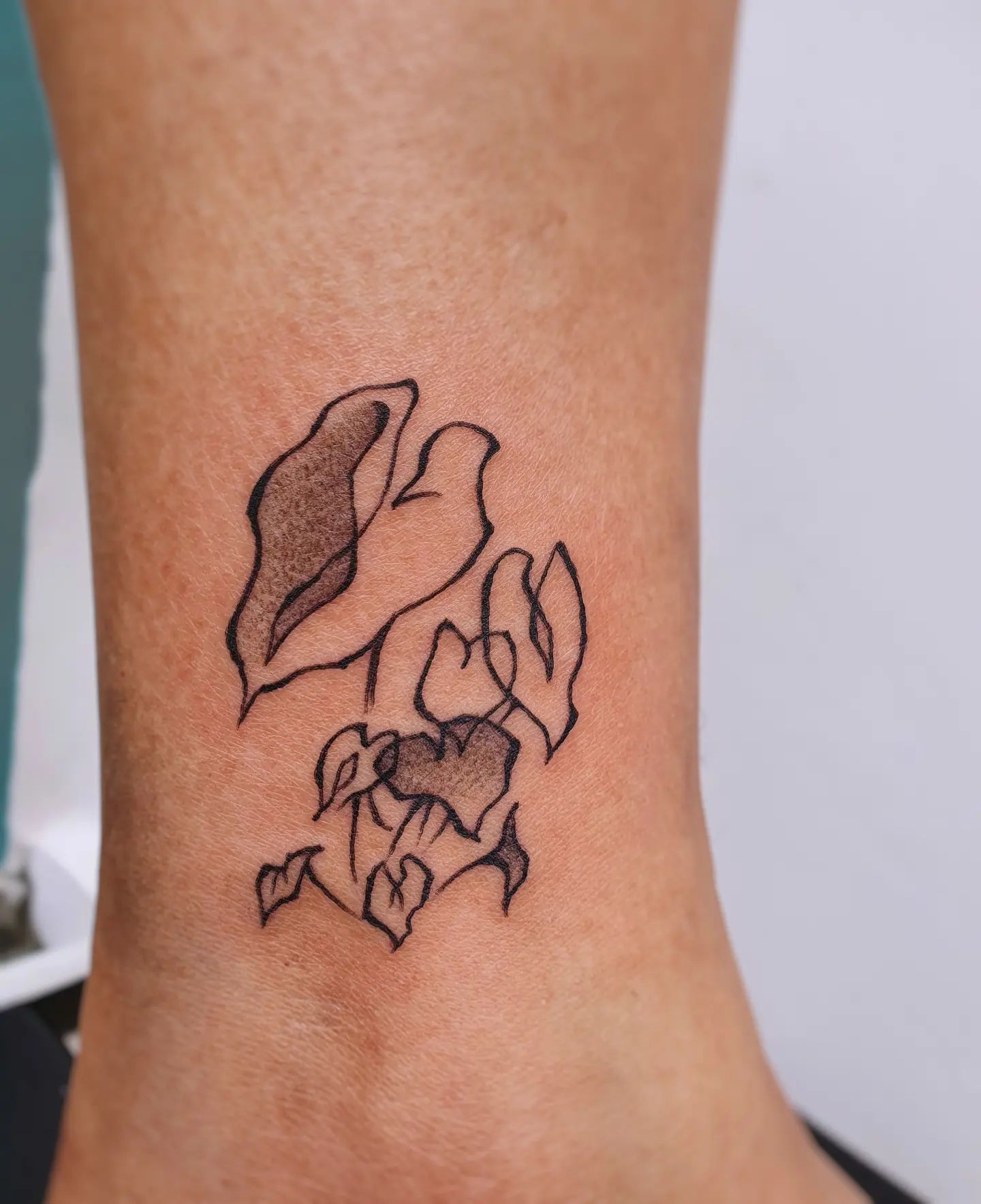 Tatuaje del tobillo con contorno negro