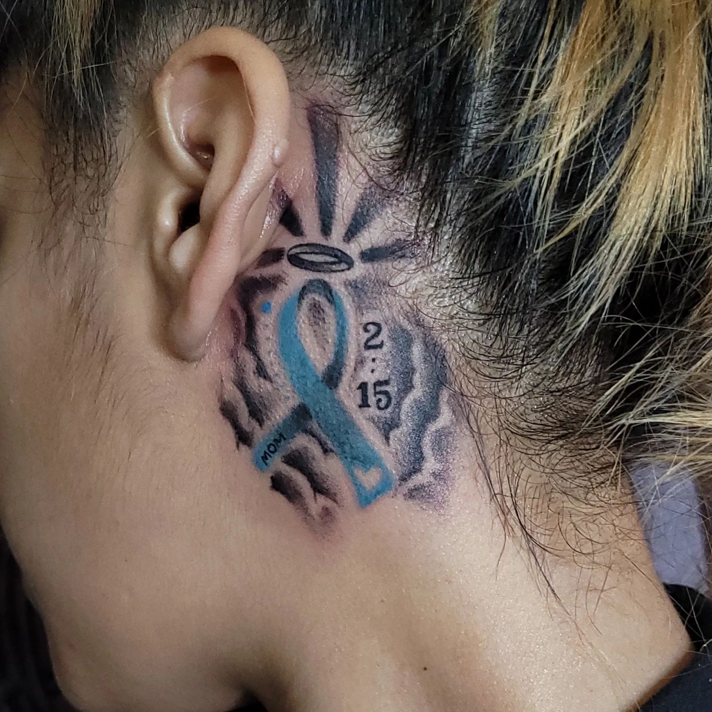 Tatuaje detrás de la Oreja Inspirado en la Religión