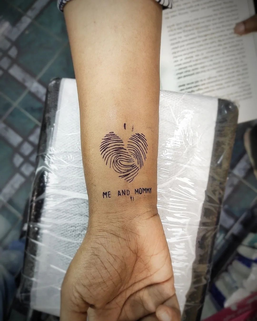 Tatuaje sentimental en la muñeca.