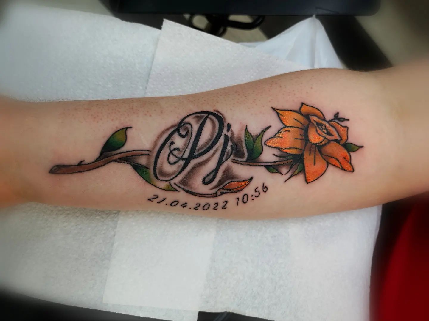 Diseño de nombre de tatuaje de narciso