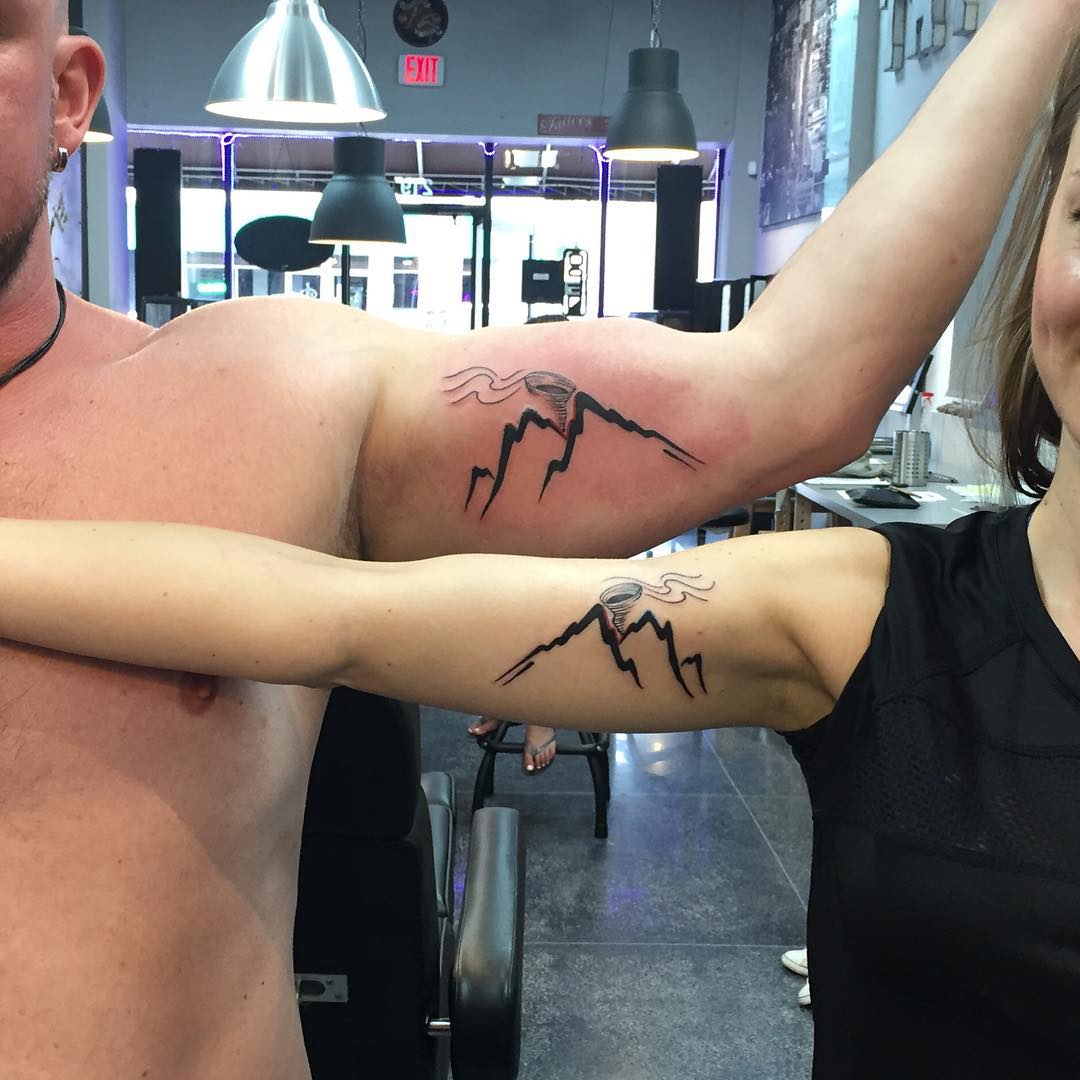 Diseño de tatuaje de brazo en pareja.
