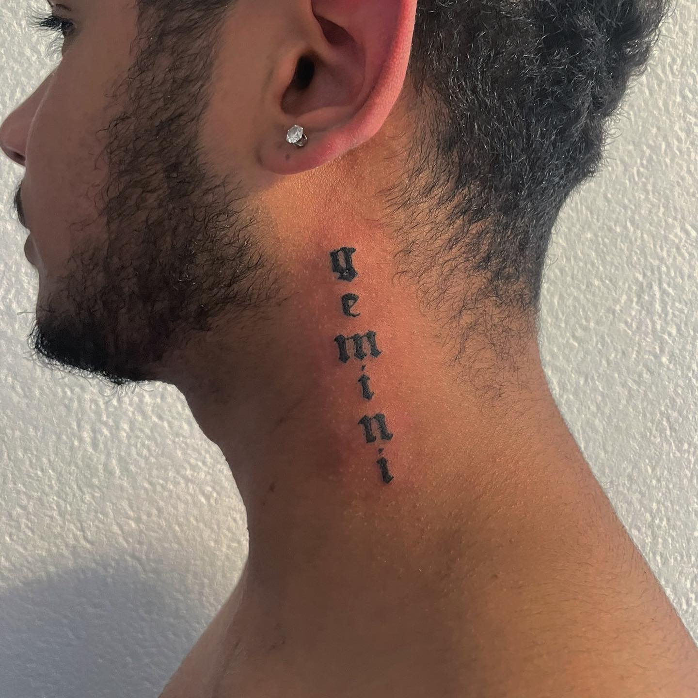 Diseño de tatuaje de Géminis en el cuello