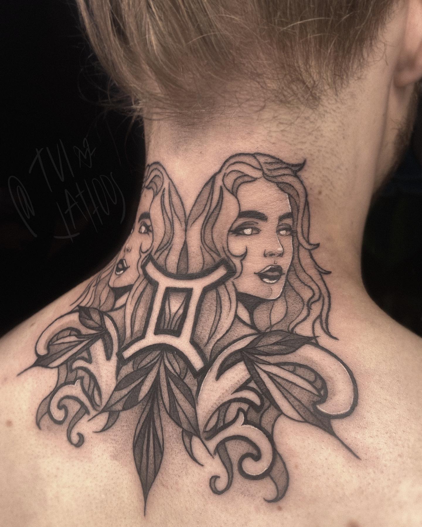 Diseño de tatuaje rojo Géminis