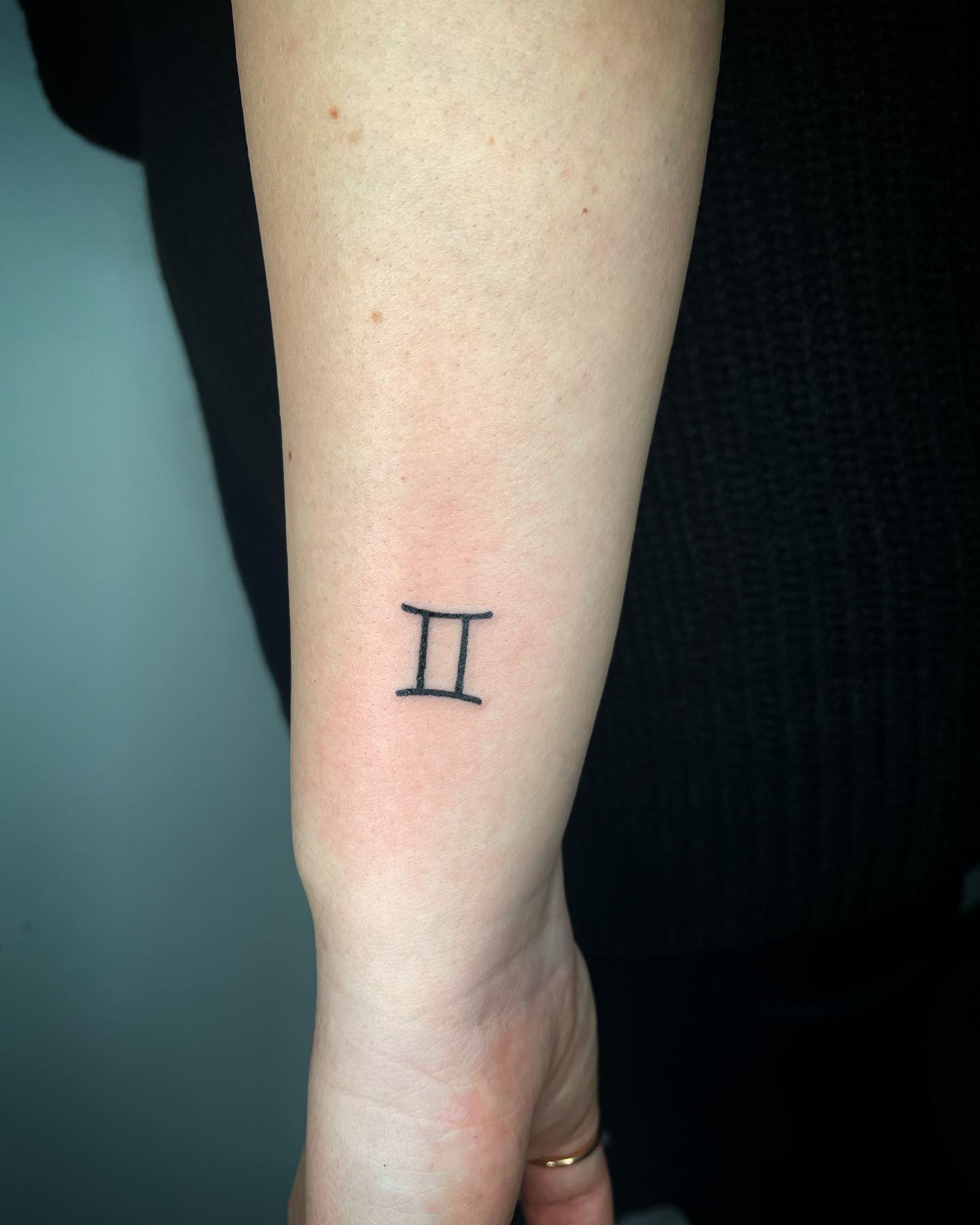 Dúo de Tatuajes Géminis en Negro y Rojo