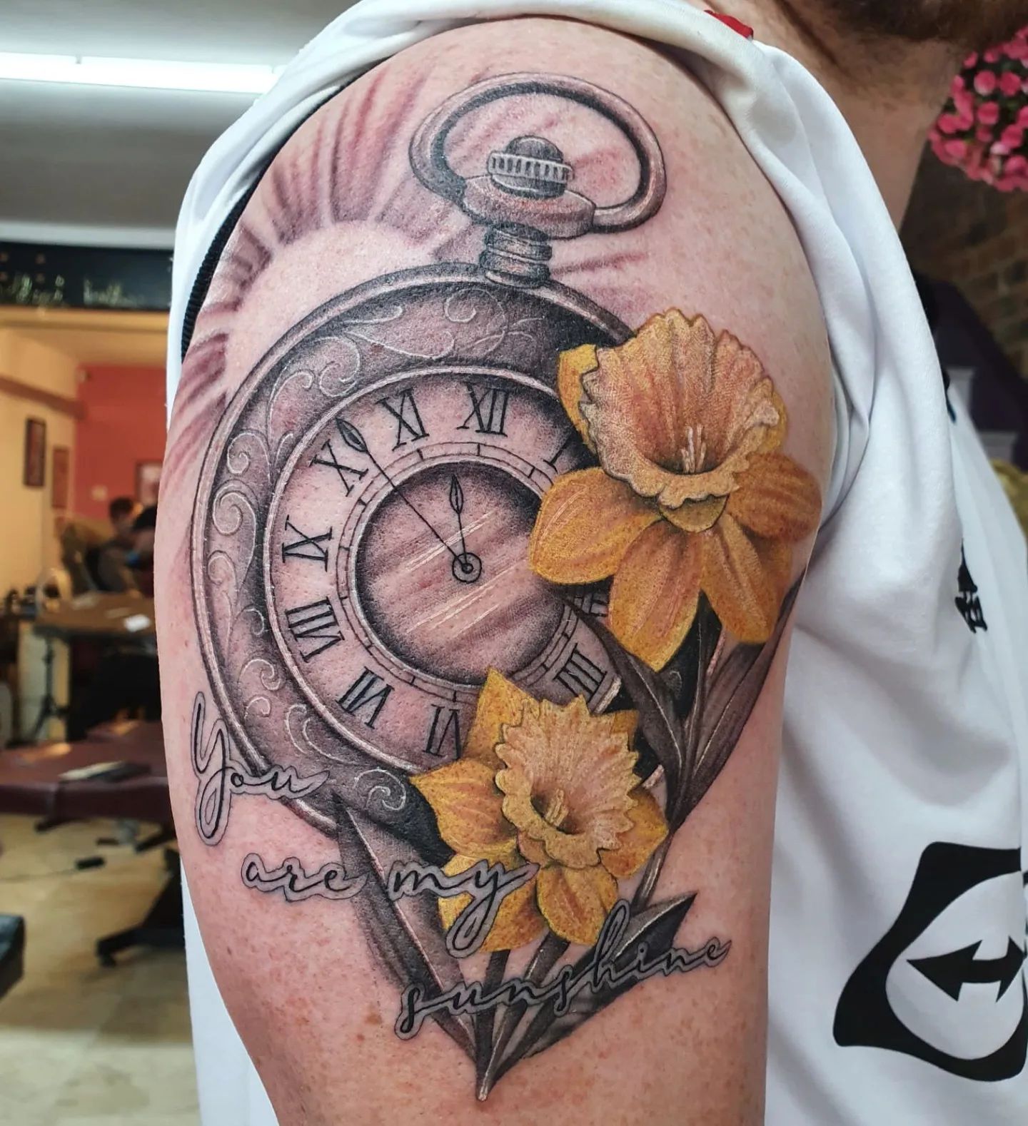 Gran tatuaje de narcisos en el hombro