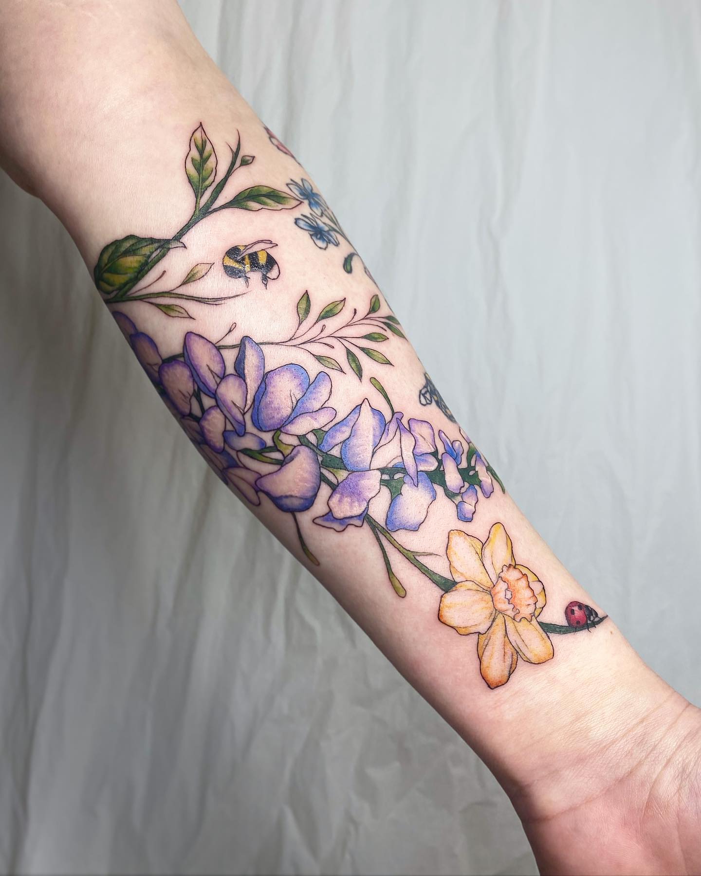 Impresión de tatuaje creativo de narcisos