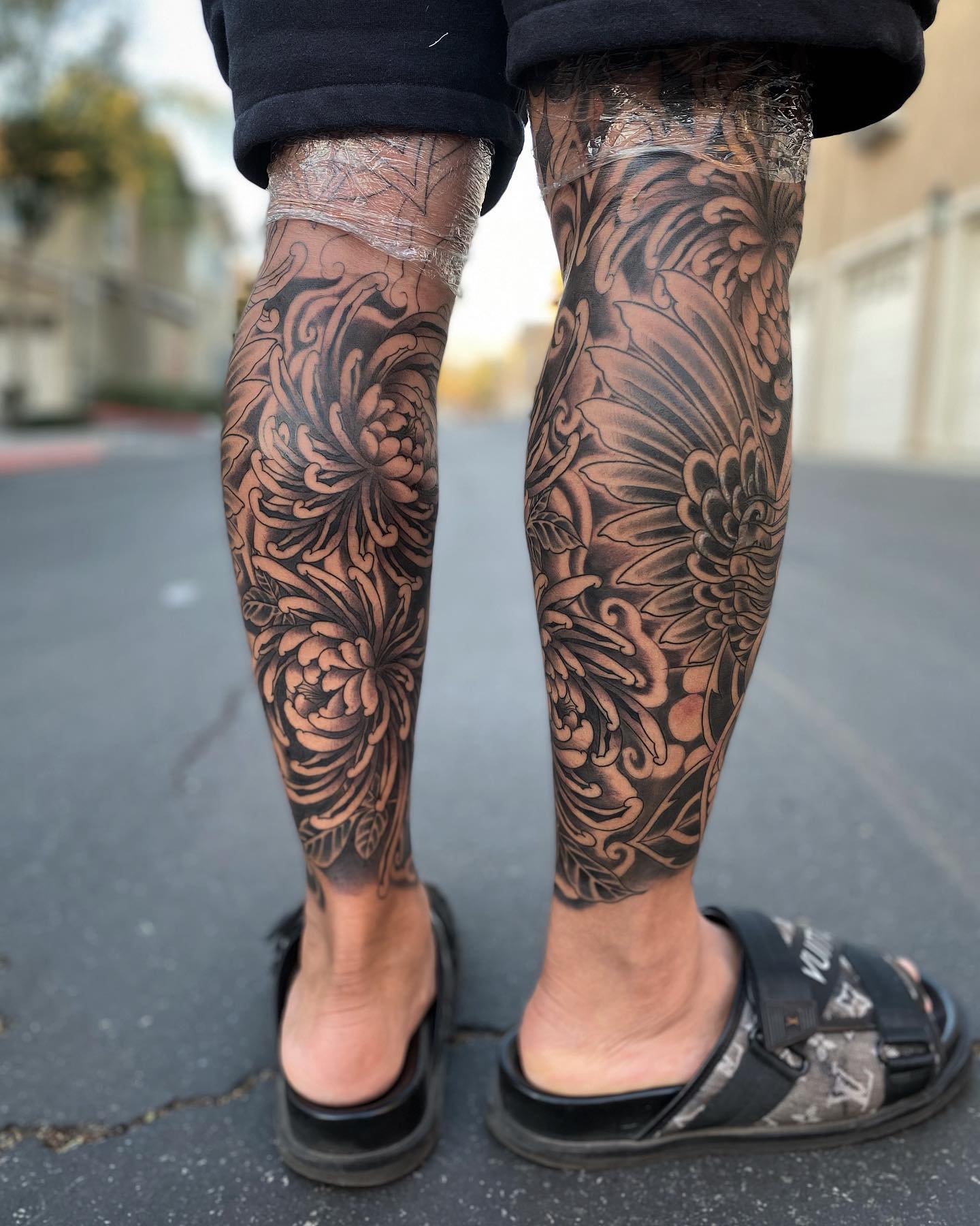 Tatuaje de becerro tinta negra.