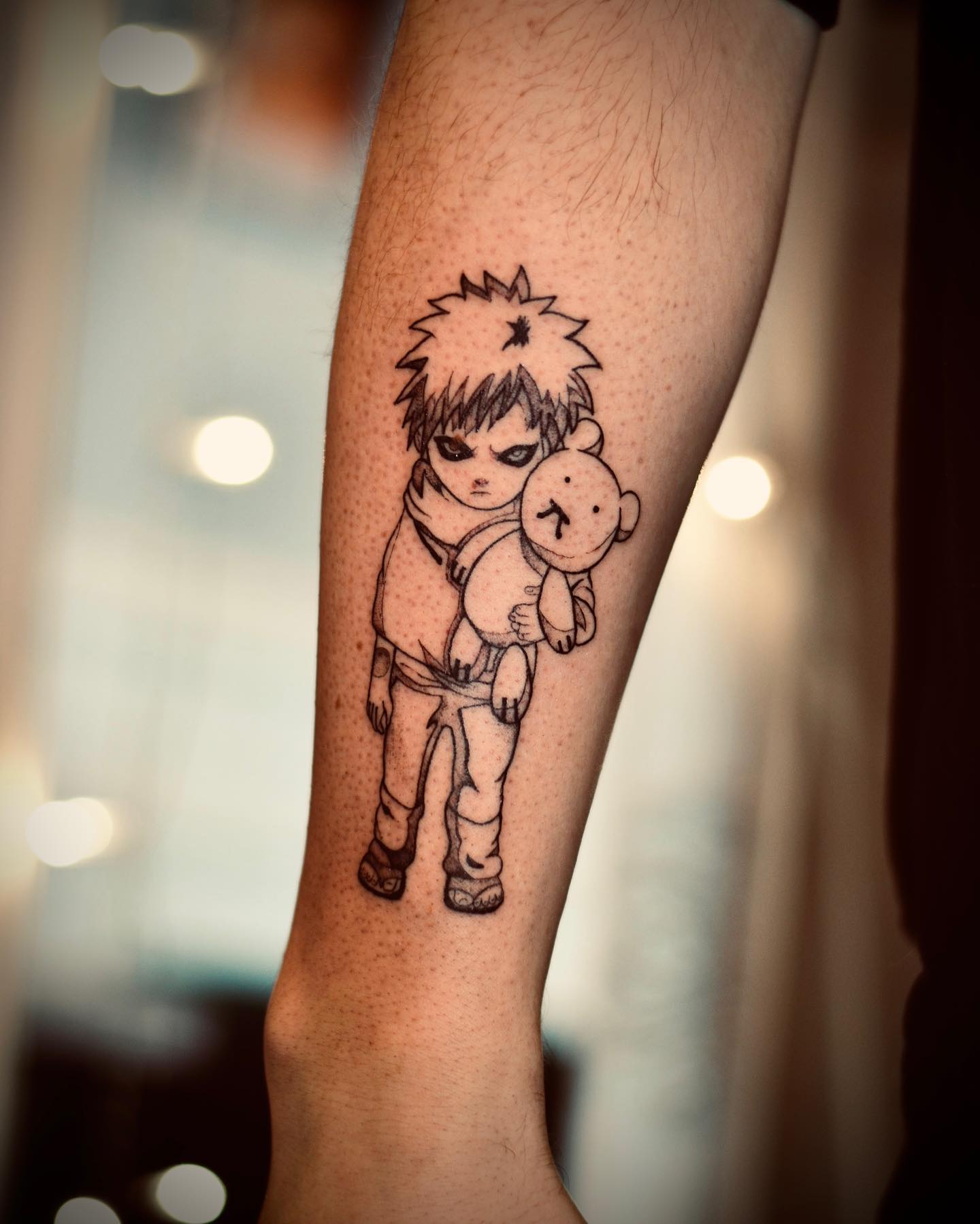 Tatuaje de Gaara con contorno negro.