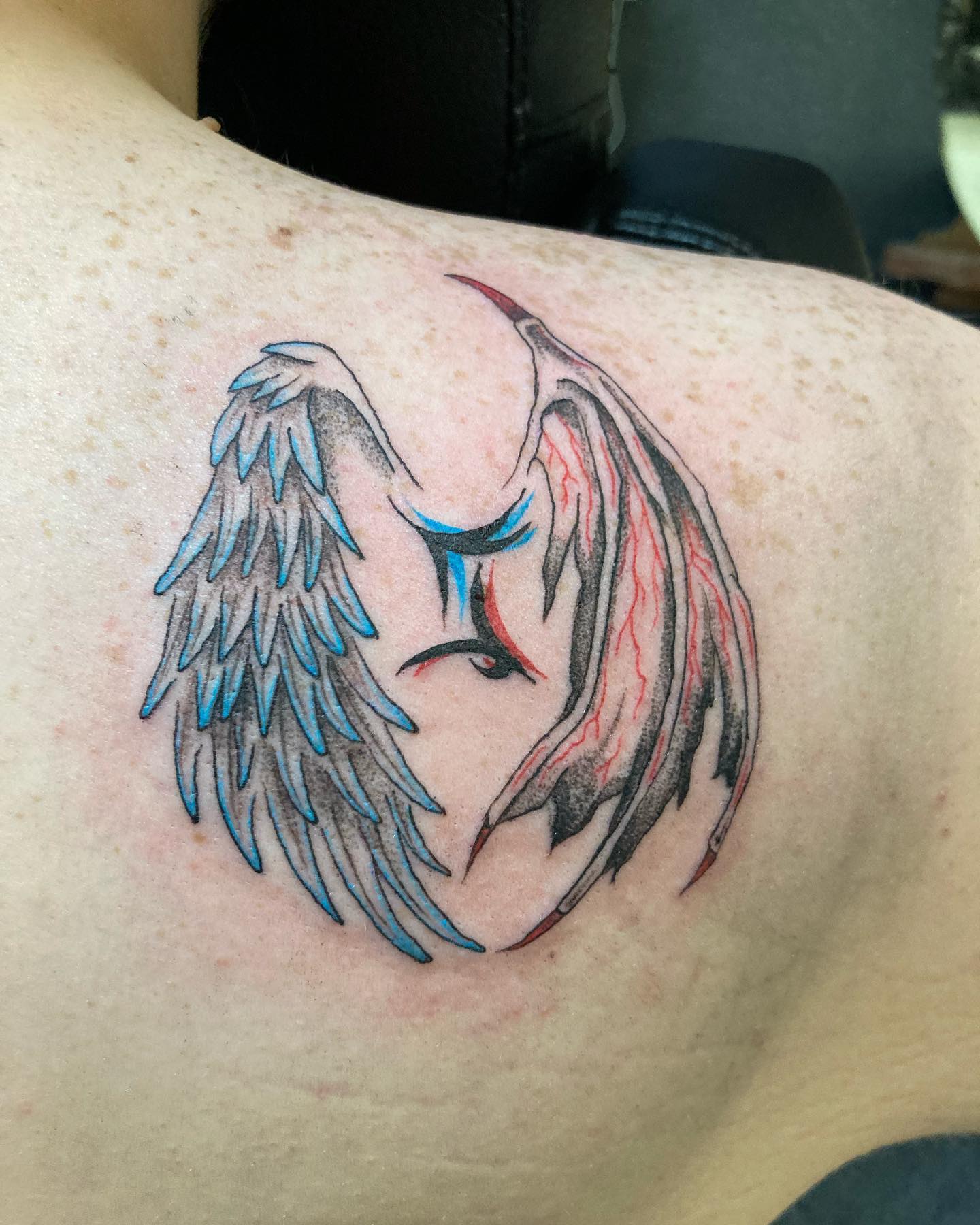 Tatuaje de Géminis con tinta negra