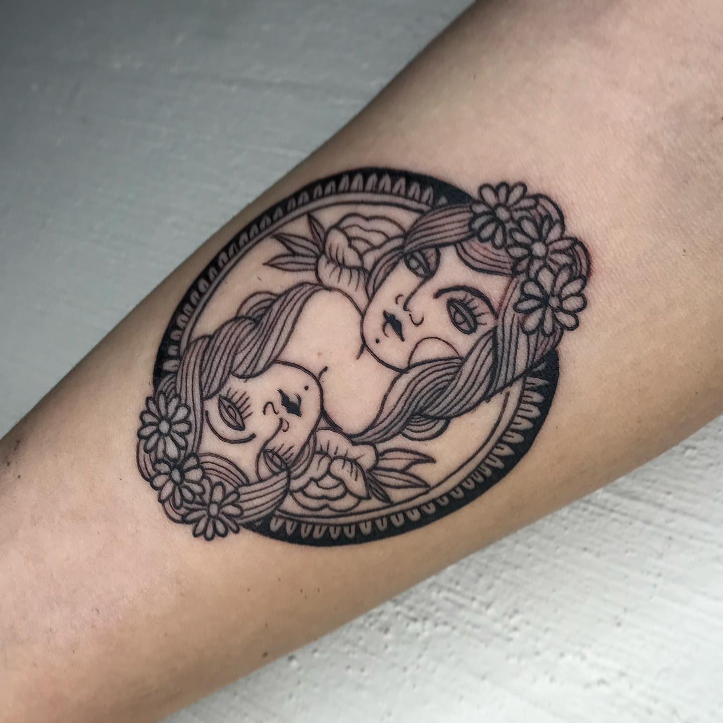 Tatuaje de Géminis en el pecho para hombres.