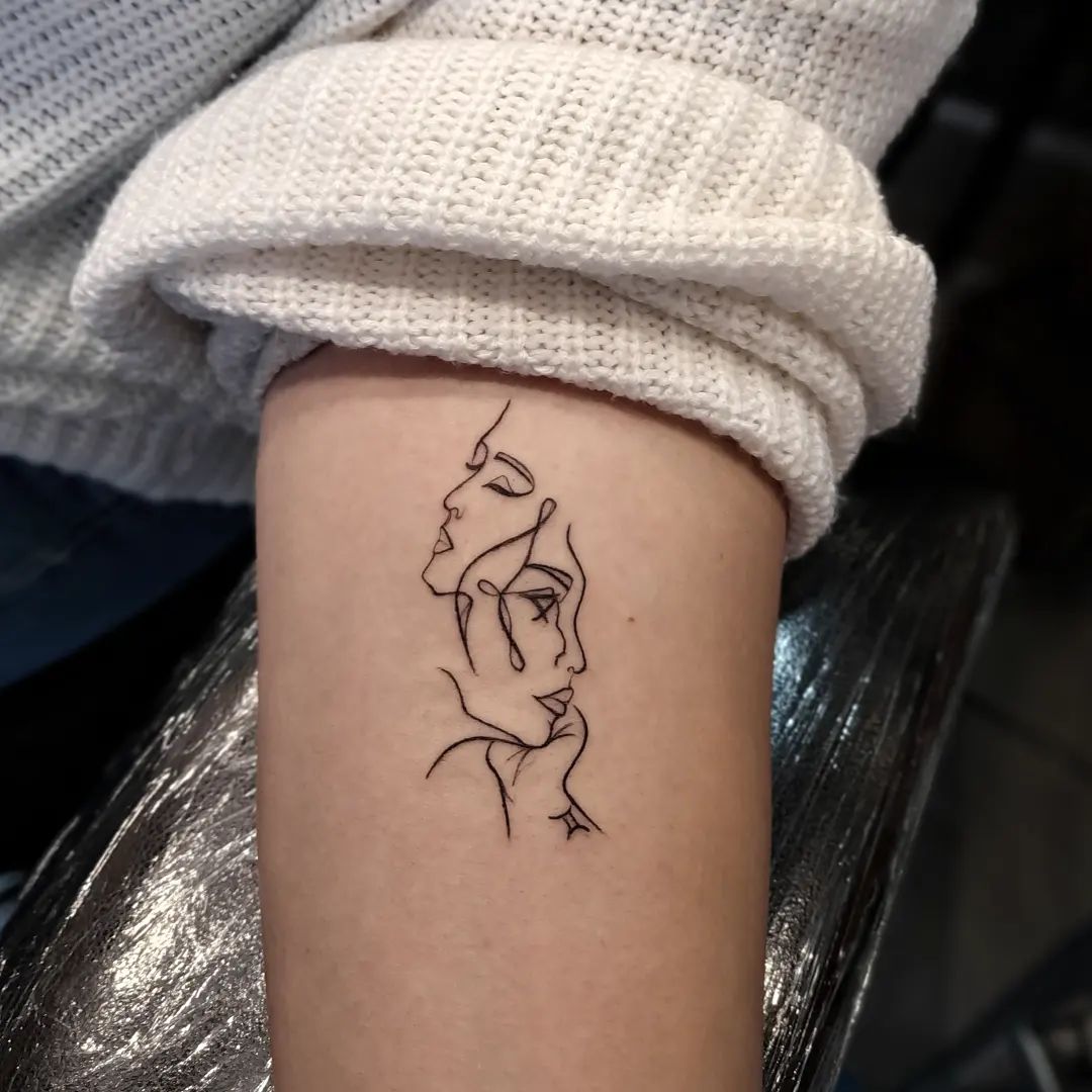 Tatuaje de Géminis en la muñeca.