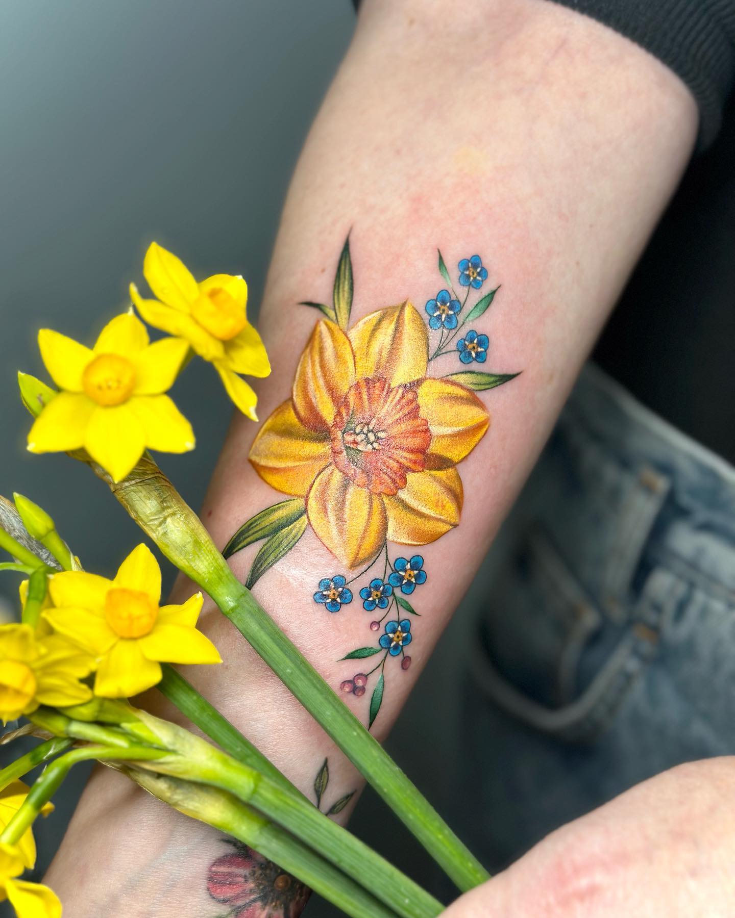 Tatuaje de narciso amarillo brillante