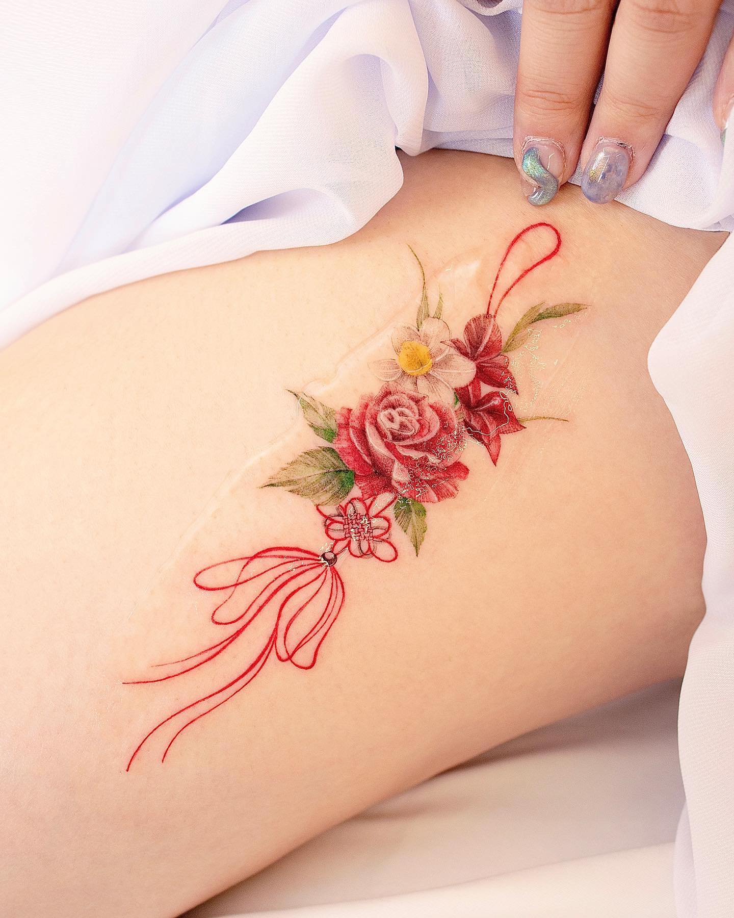 Tatuaje de Narciso en Muslo Atractivo.