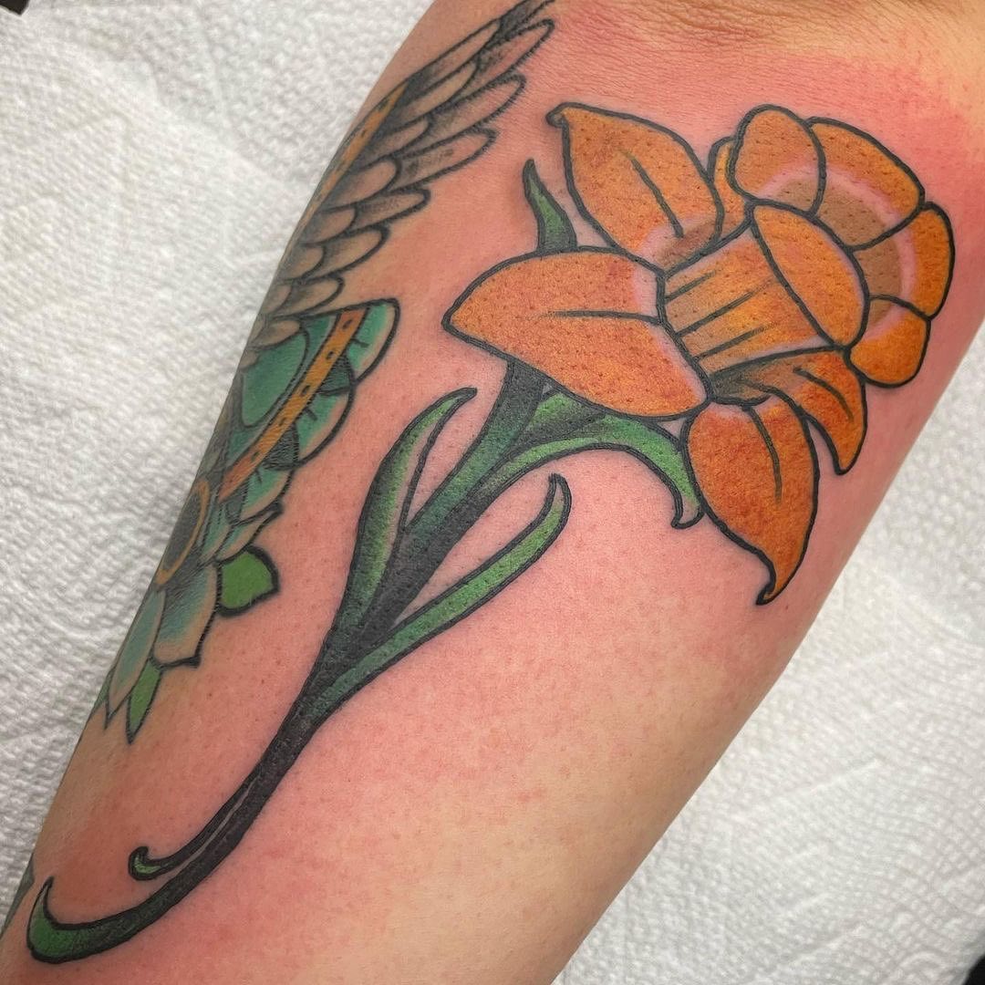 Tatuaje de narciso naranja