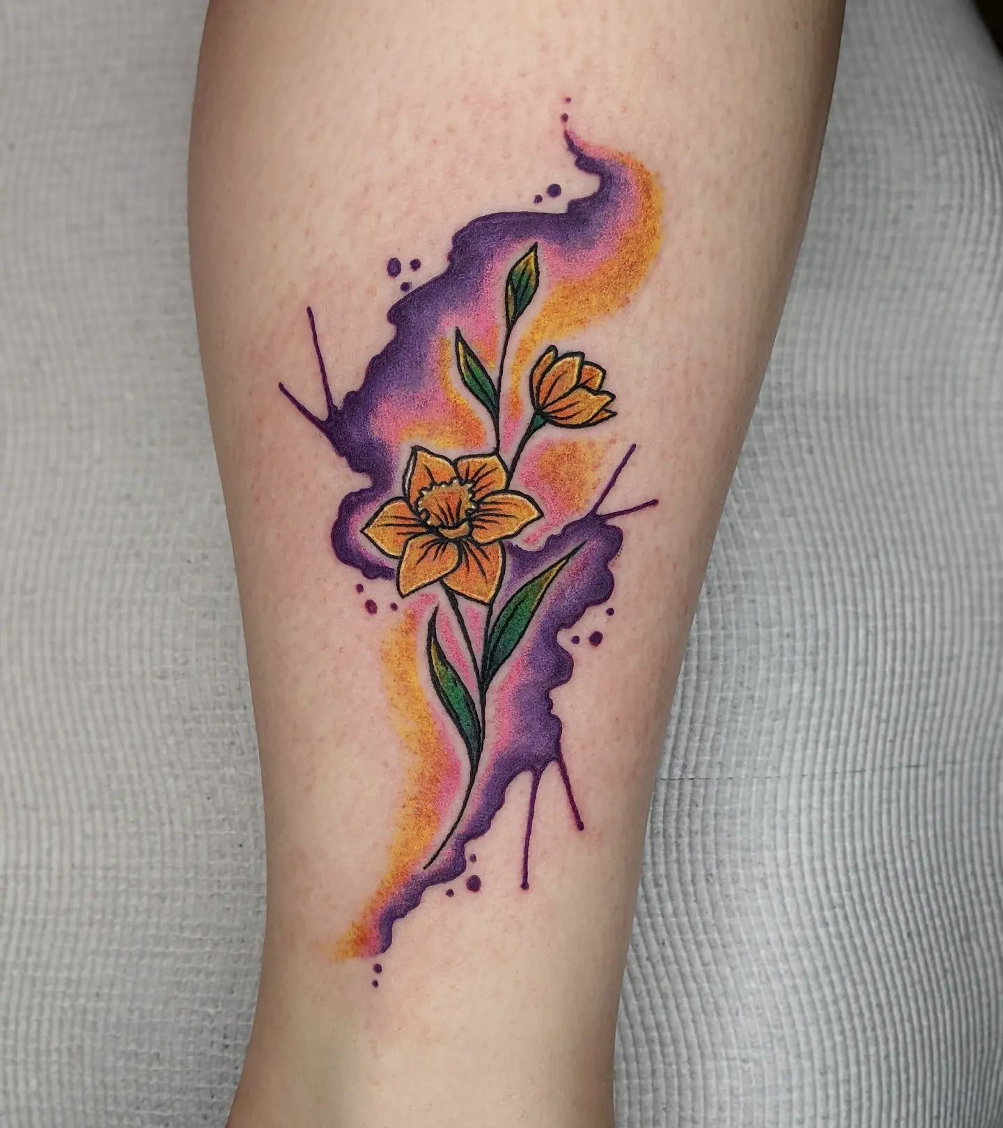 Tatuaje de narcisos morados y naranjas