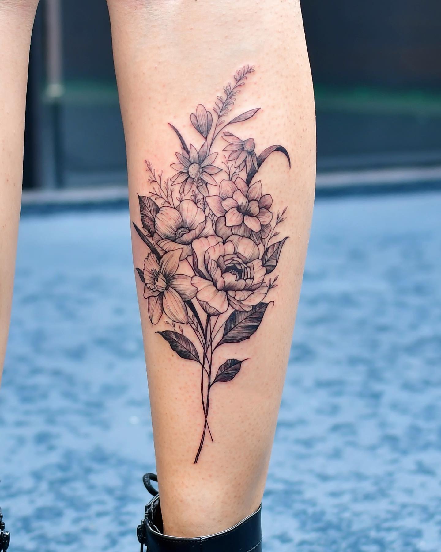 Tatuaje de pantorrilla Flores.