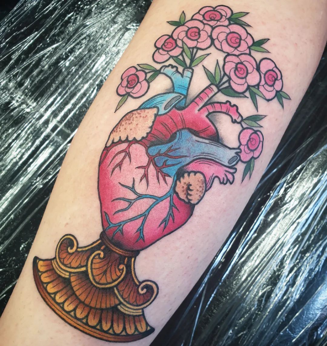 Tatuaje de ternero de corazón brillante