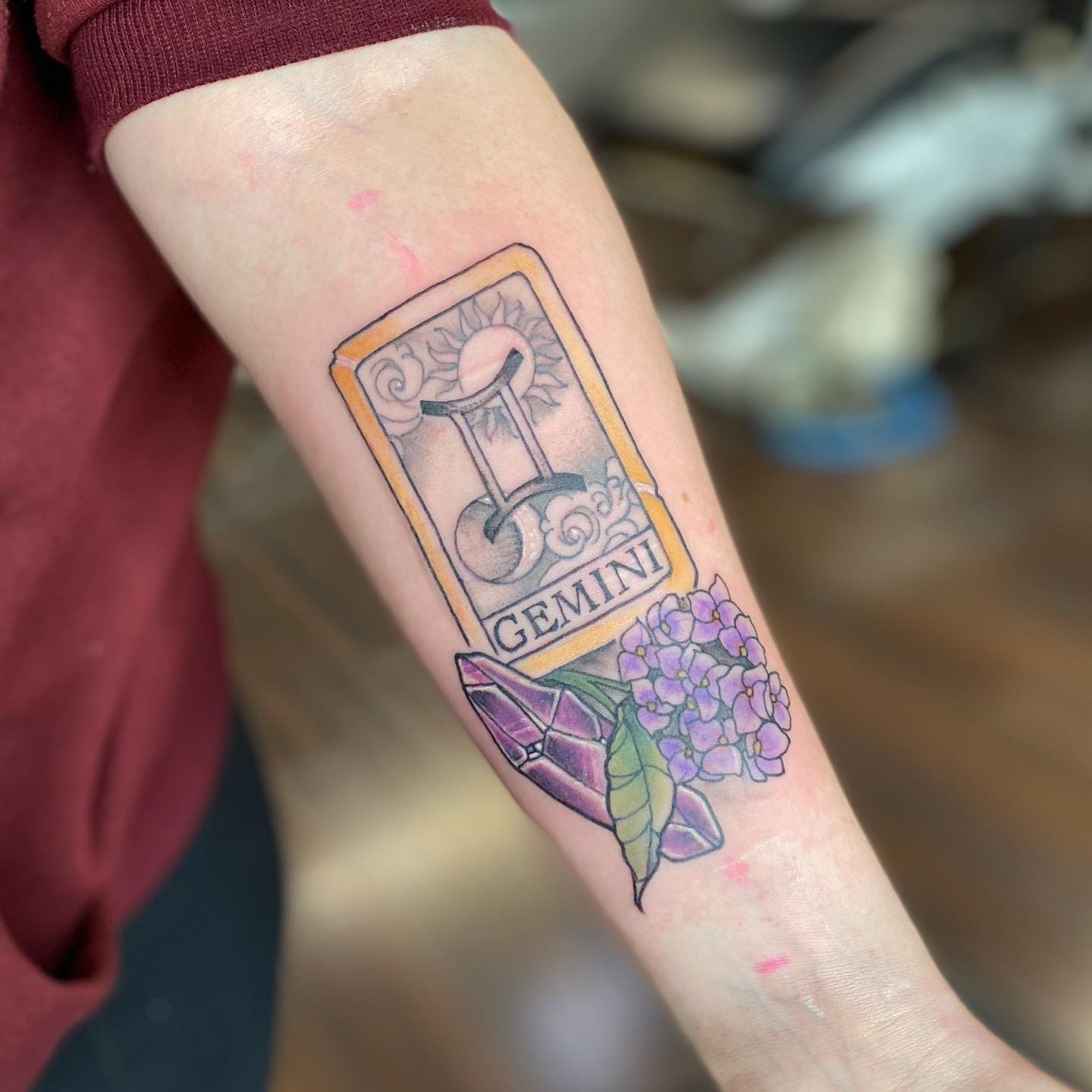 Tatuaje gigante de géminis para hombres.
